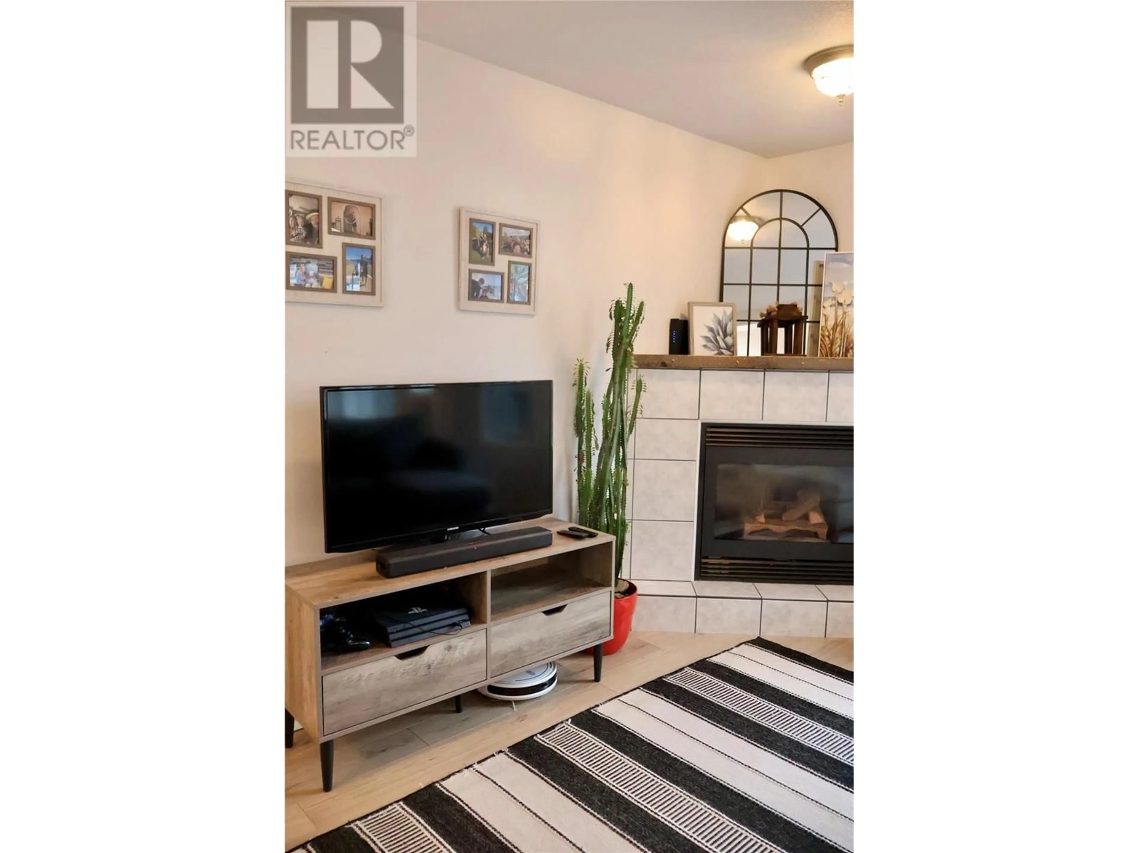 Living room with furniture, wood/laminate floor for 3 - 411 5TH AVENUE, Golden British Columbia V0A1H0