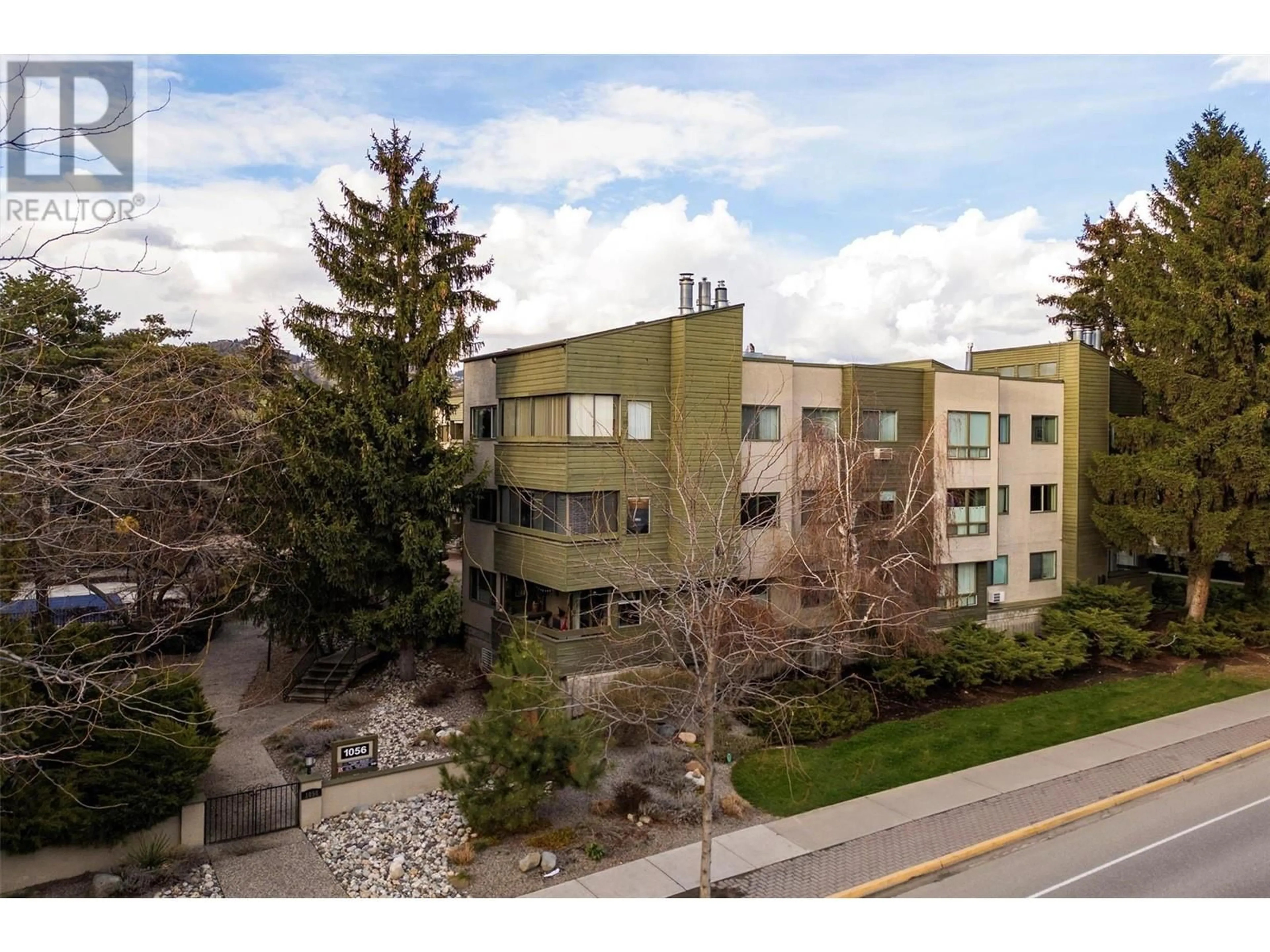 A pic from outside/outdoor area/front of a property/back of a property/a pic from drone, unknown for 206 - 1056 BERNARD AVENUE, Kelowna British Columbia V1Y8L7