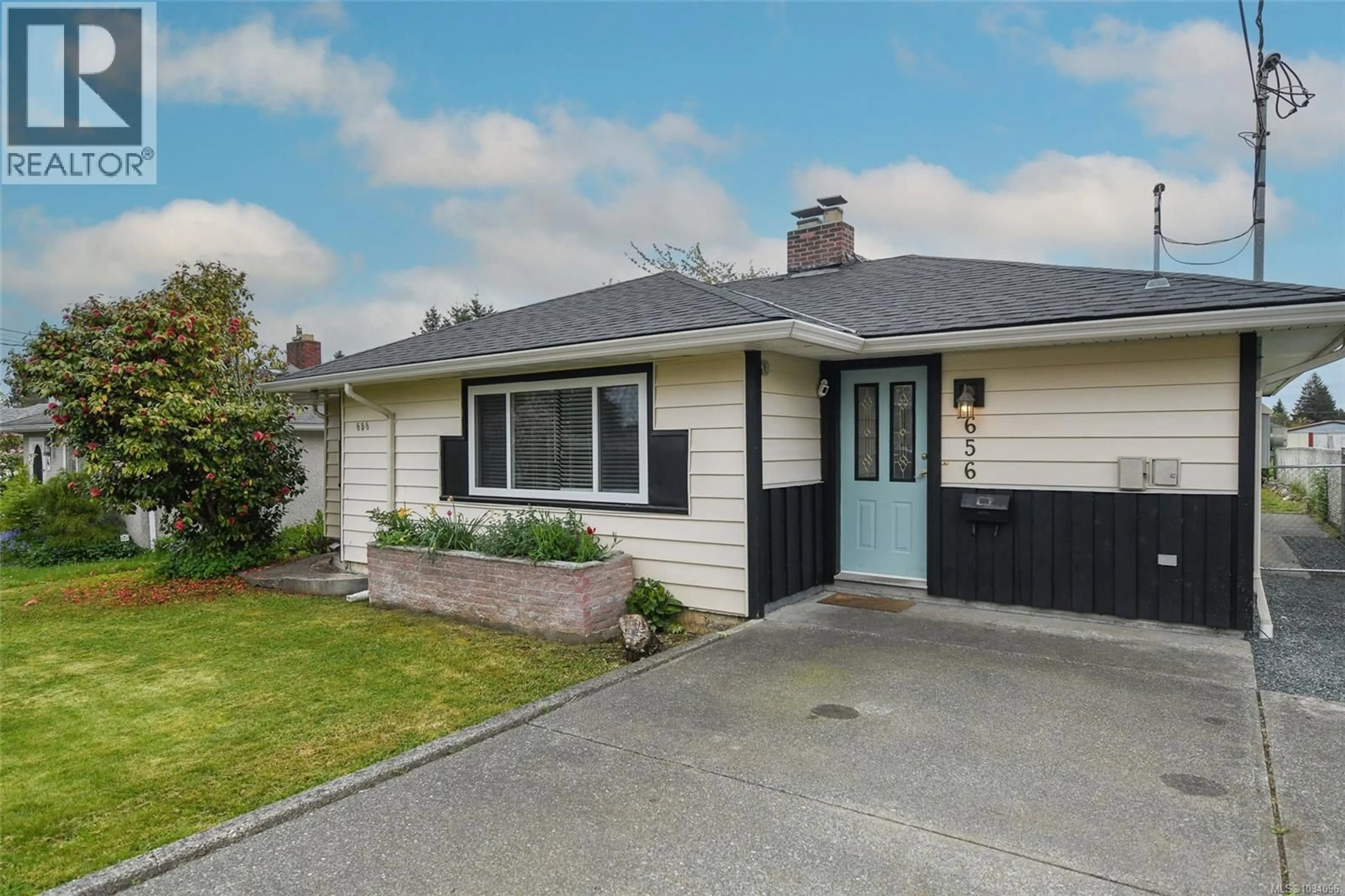 Home with vinyl exterior material, street for 656 14TH STREET, Courtenay British Columbia V9N1W6