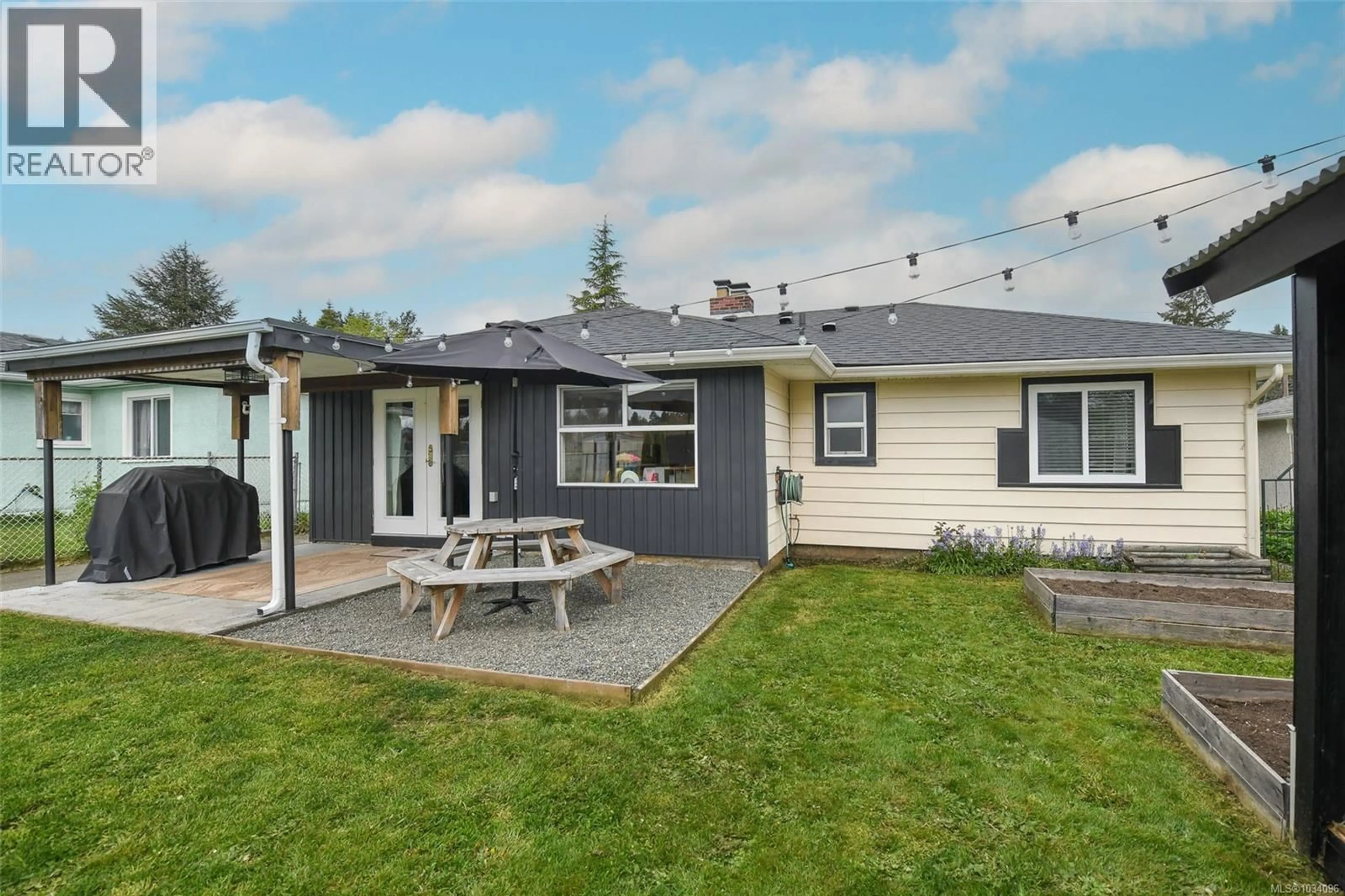 Home with vinyl exterior material, street for 656 14TH STREET, Courtenay British Columbia V9N1W6