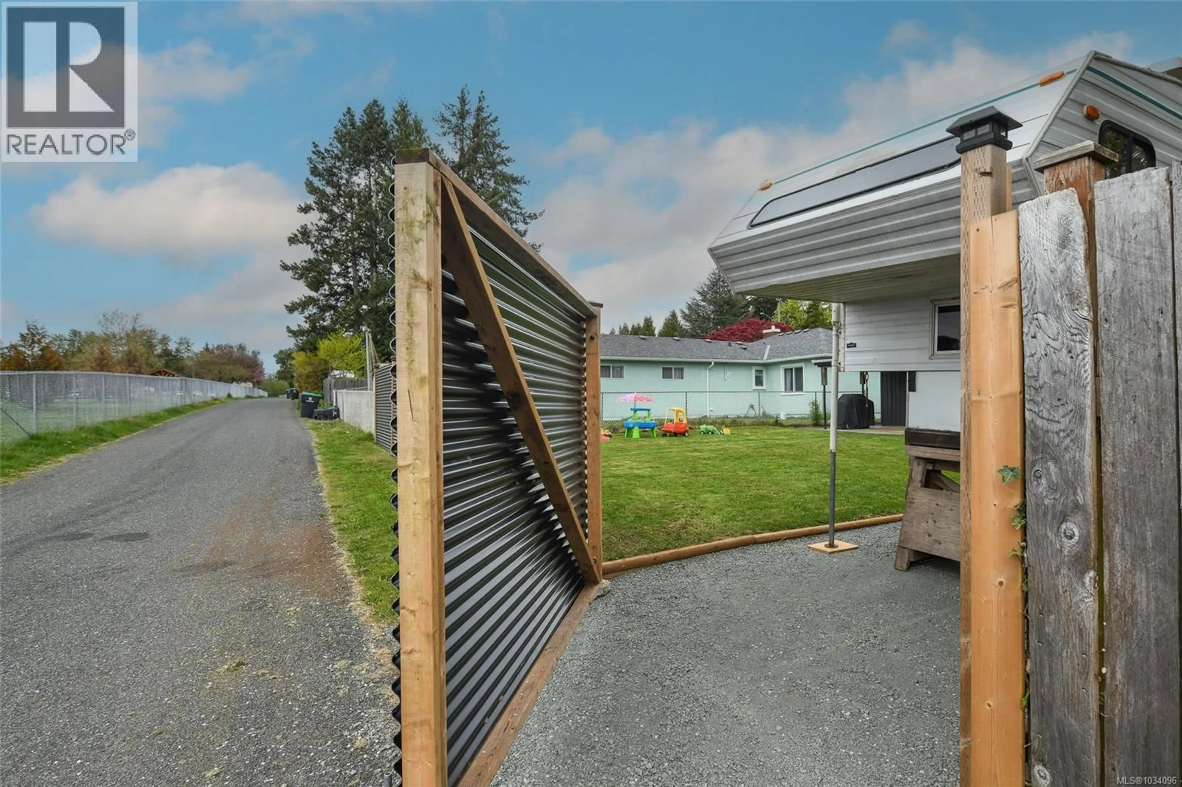 Patio, street for 656 14TH STREET, Courtenay British Columbia V9N1W6
