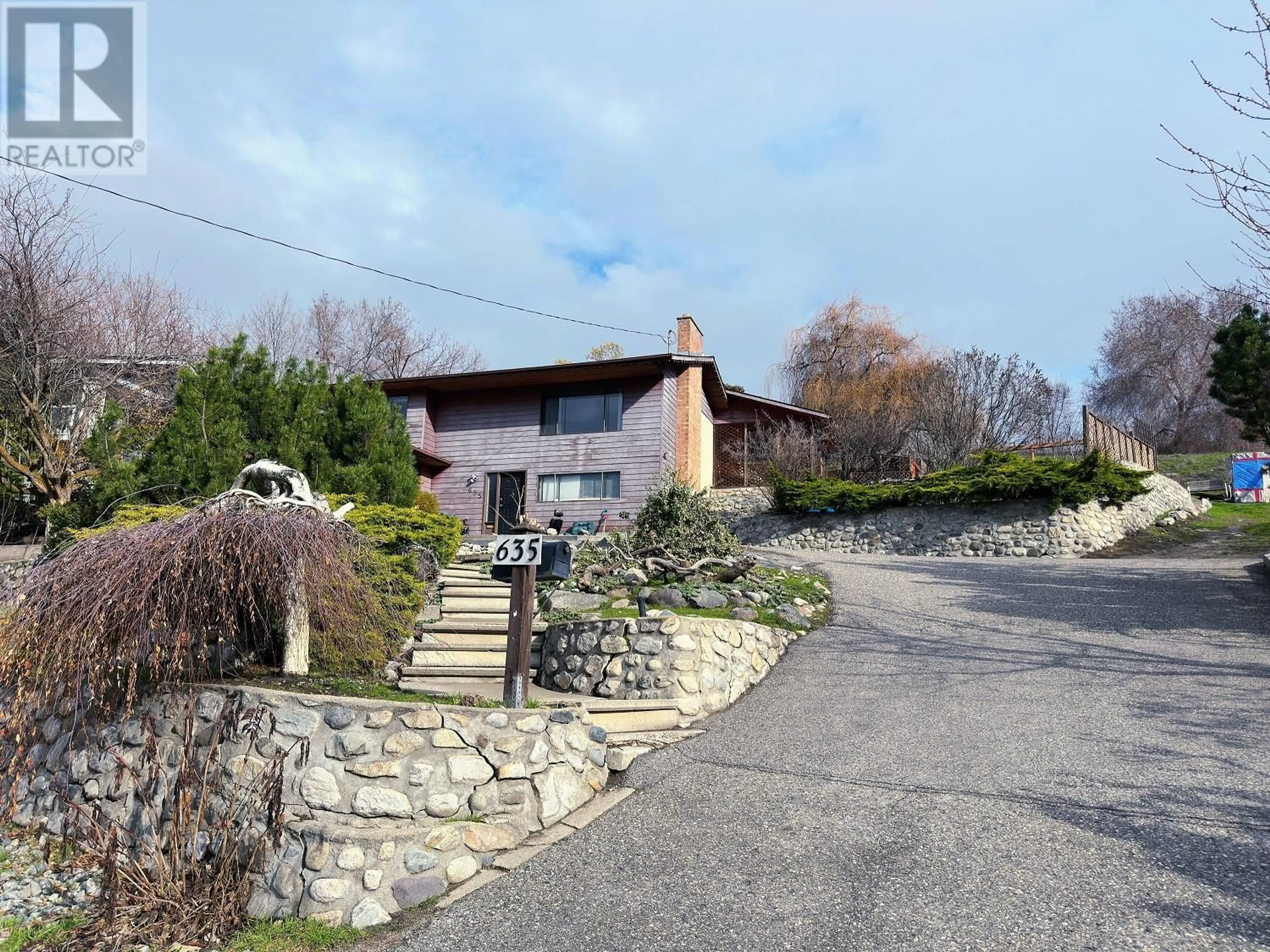 A pic from outside/outdoor area/front of a property/back of a property/a pic from drone, street for 635 BRIGHTON ROAD, Kelowna British Columbia V1X5K6