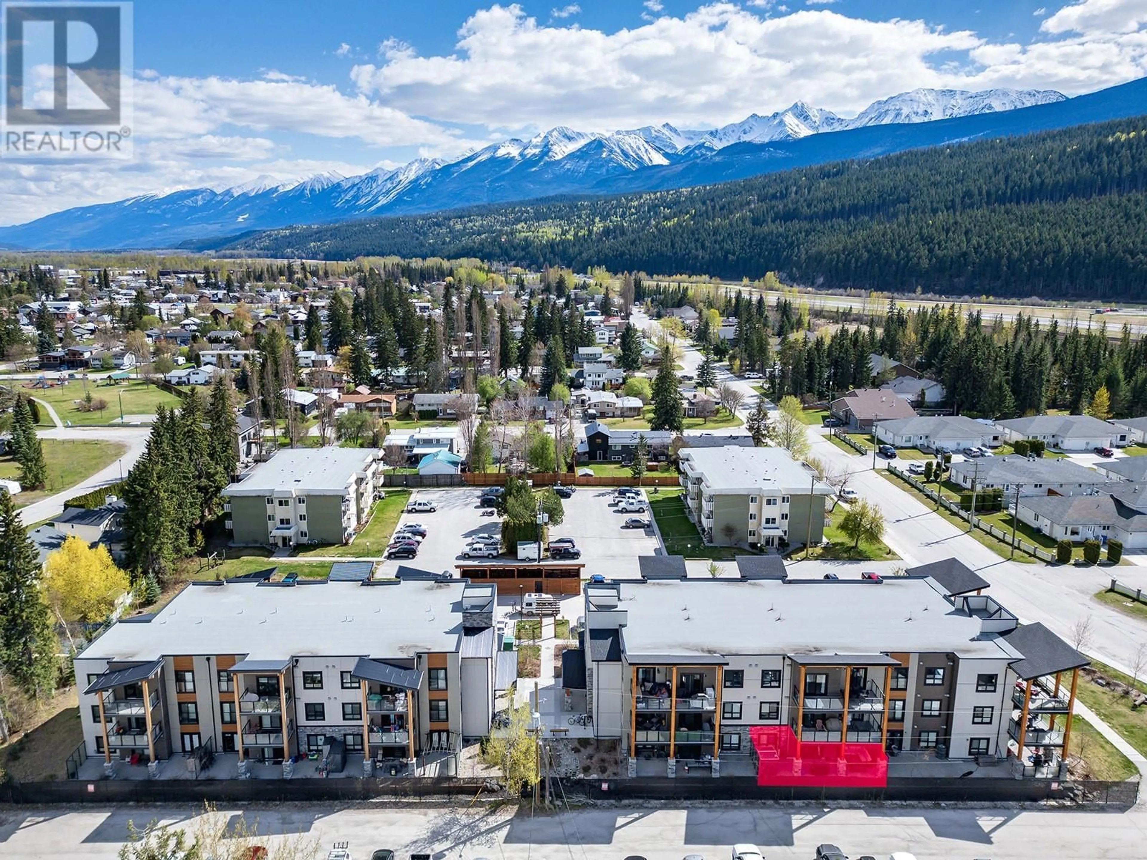 A pic from outside/outdoor area/front of a property/back of a property/a pic from drone, mountain view for 2103 - 410 5TH AVENUE, Golden British Columbia V0A1H0