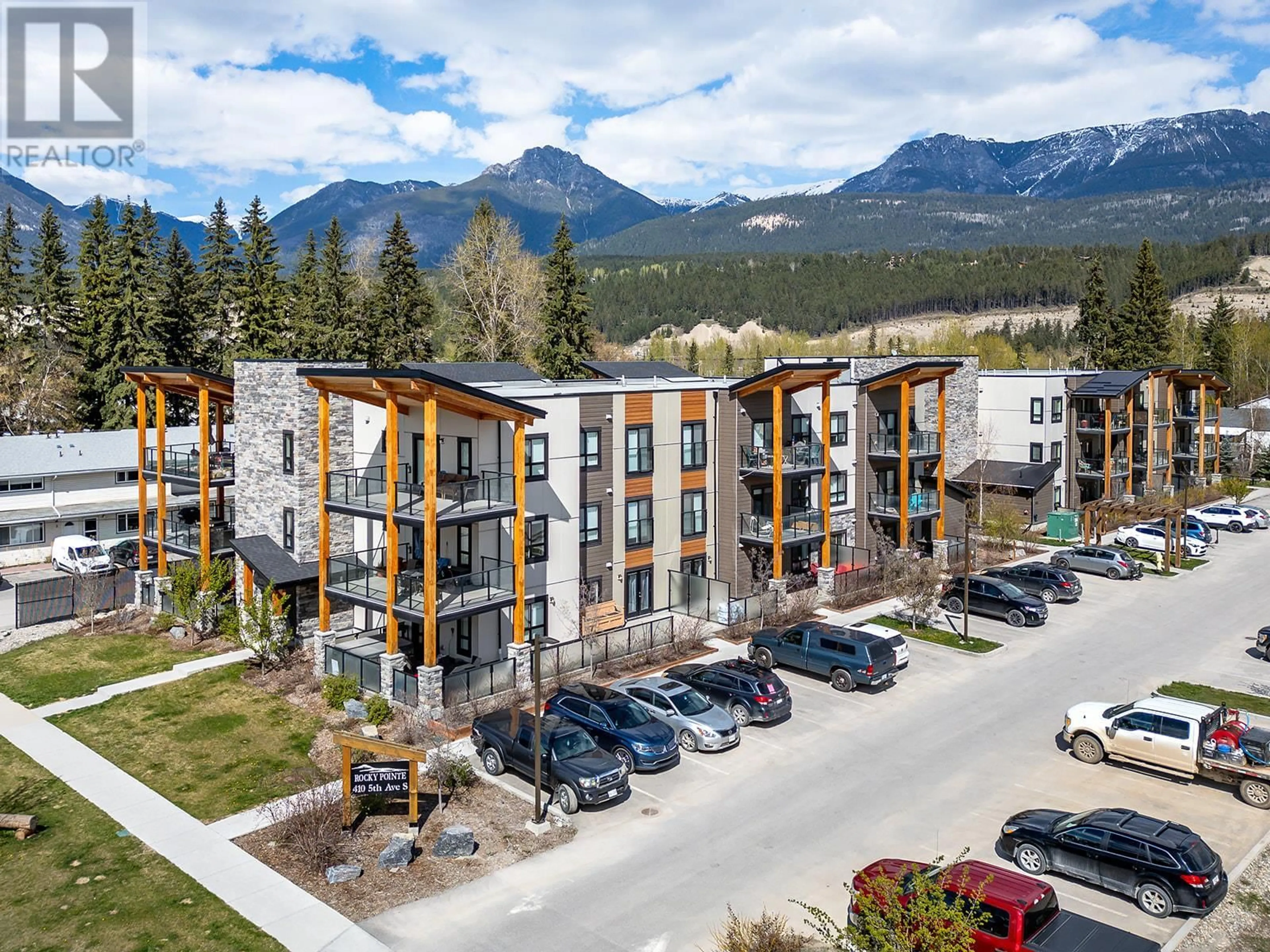 A pic from outside/outdoor area/front of a property/back of a property/a pic from drone, mountain view for 2103 - 410 5TH AVENUE, Golden British Columbia V0A1H0