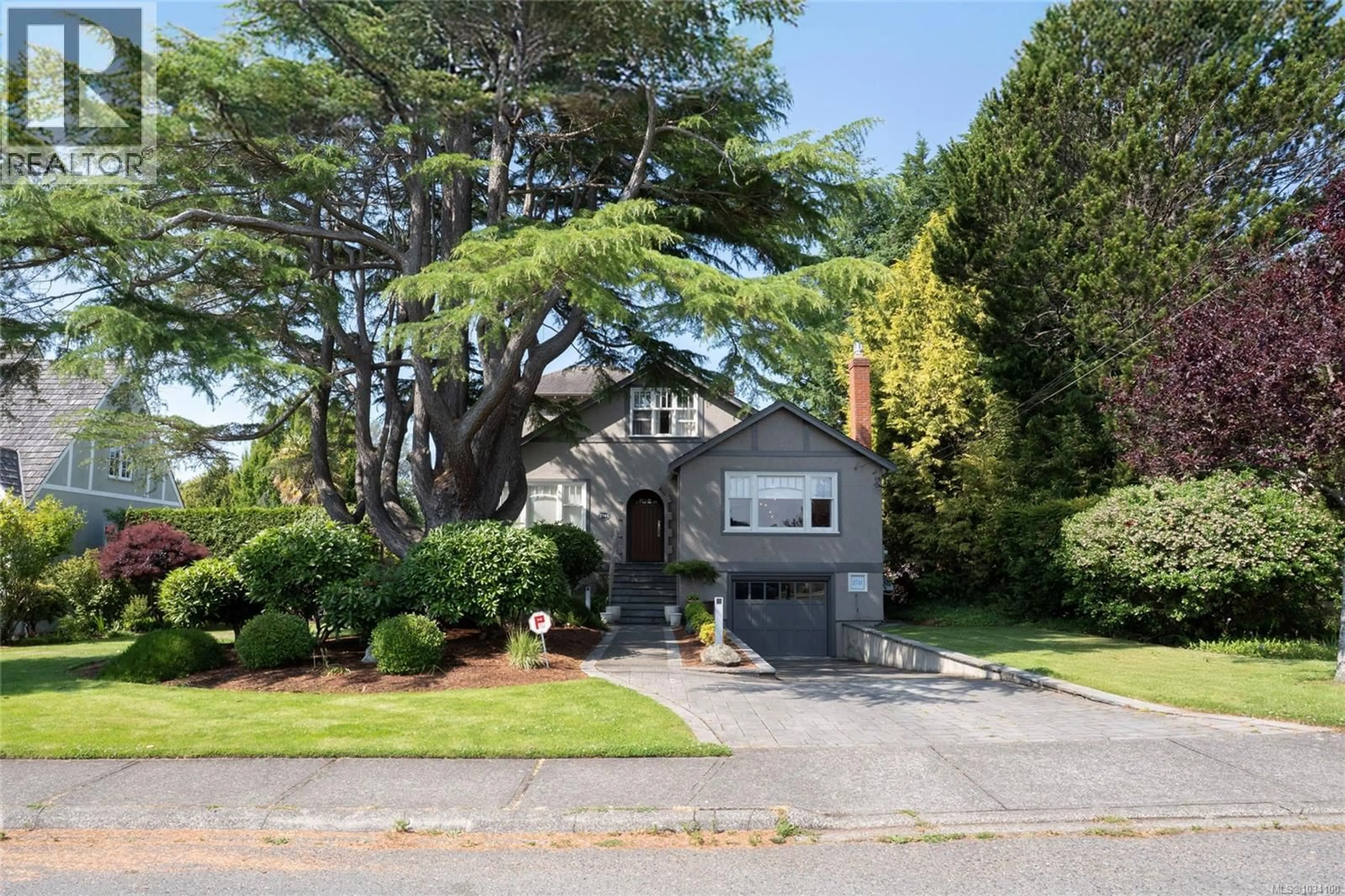 A pic from outside/outdoor area/front of a property/back of a property/a pic from drone, street for 2741 DUFFERIN AVENUE, Oak Bay British Columbia V8R3L5