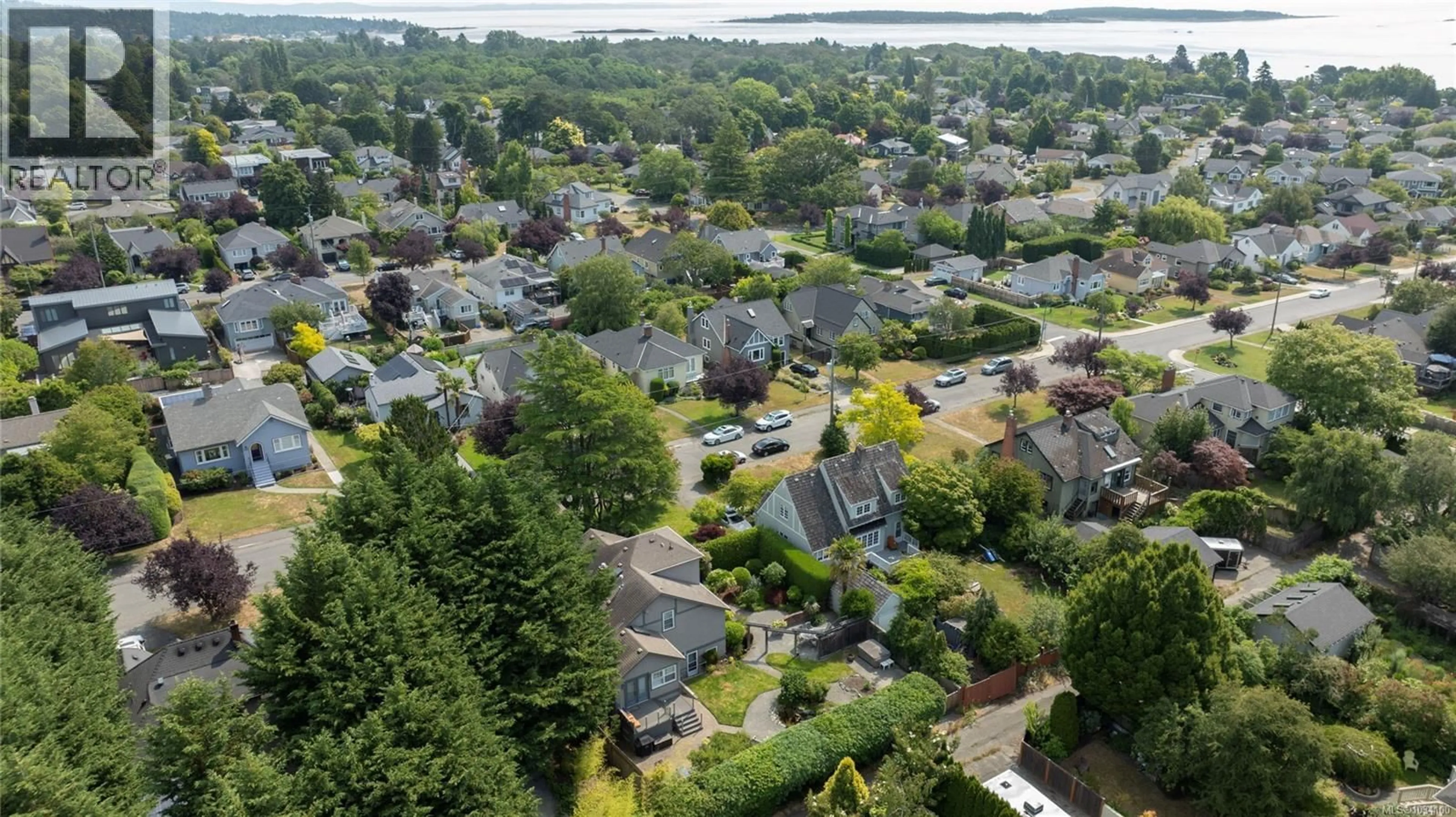 A pic from outside/outdoor area/front of a property/back of a property/a pic from drone, street for 2741 DUFFERIN AVENUE, Oak Bay British Columbia V8R3L5