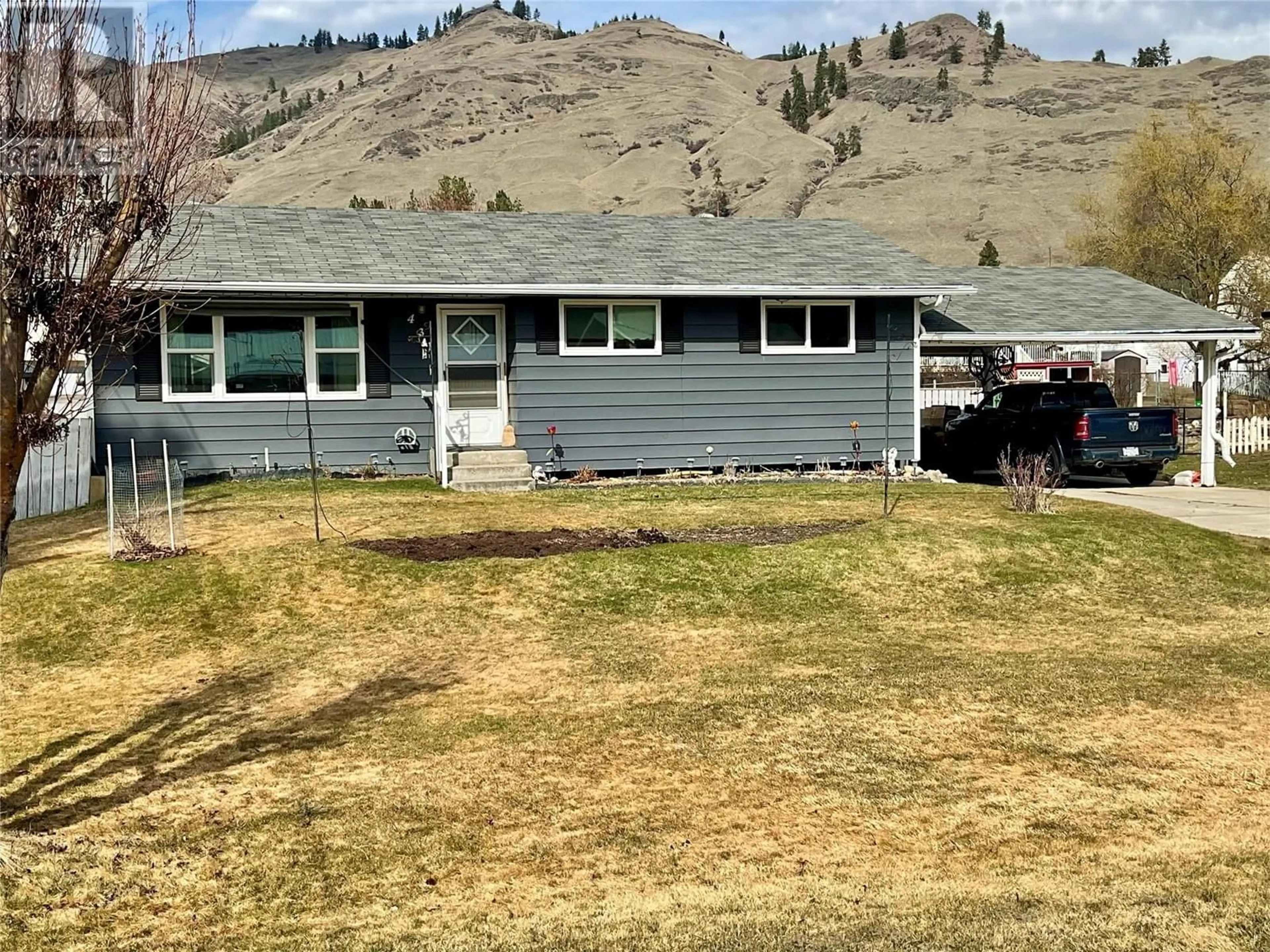 A pic from outside/outdoor area/front of a property/back of a property/a pic from drone, mountain view for 431 HARTLAND AVENUE, Midway British Columbia V0H1M0