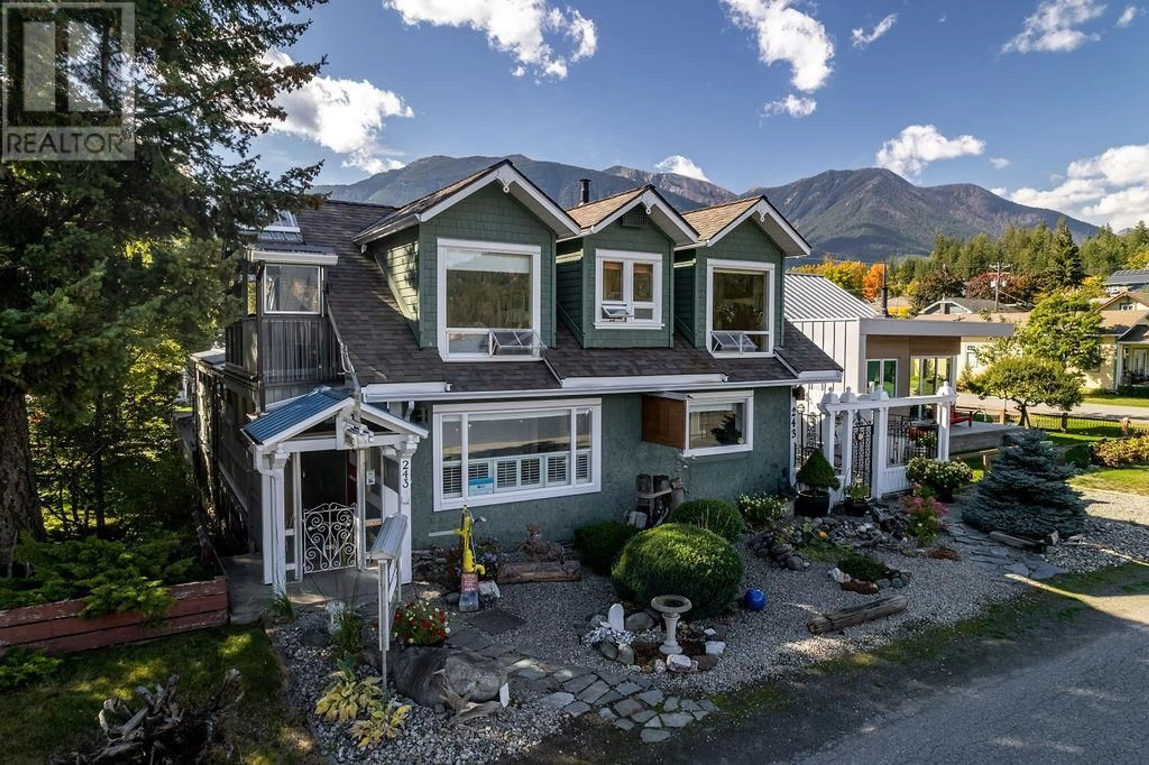 A pic from outside/outdoor area/front of a property/back of a property/a pic from drone, mountain view for 243 FRONT STREET, Kaslo British Columbia V0G1M0