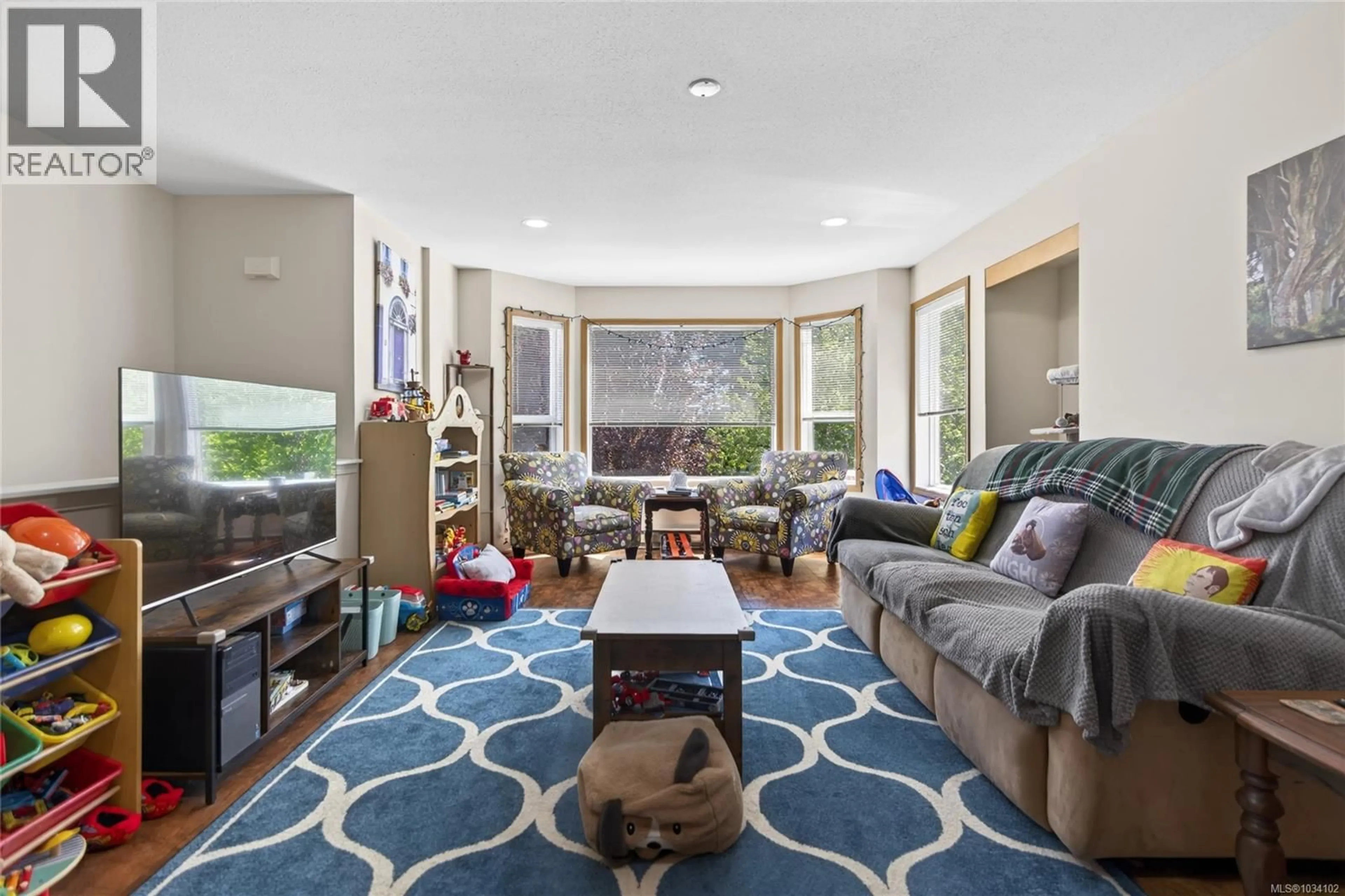 Living room with furniture, carpet floor for 1270 NOEL AVENUE, Comox British Columbia V9M4A3