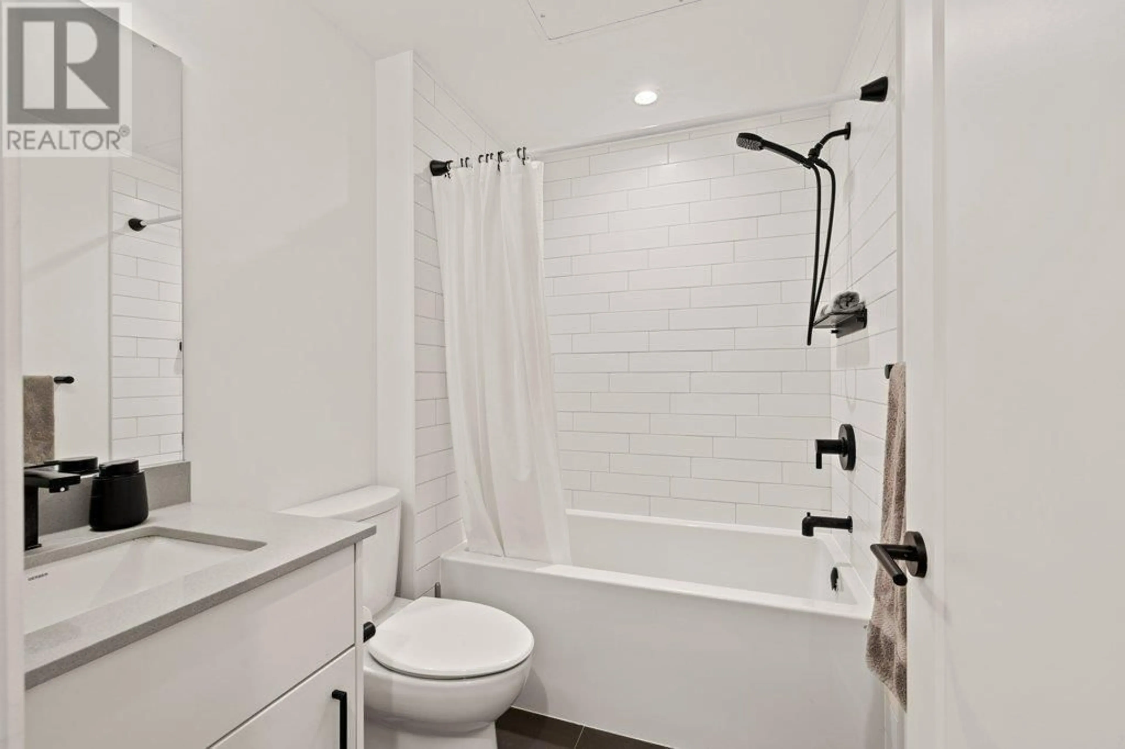 Standard bathroom, ceramic/tile floor for 208 - 660 CAWSTON AVENUE NORTH, Kelowna British Columbia V1Y9M1