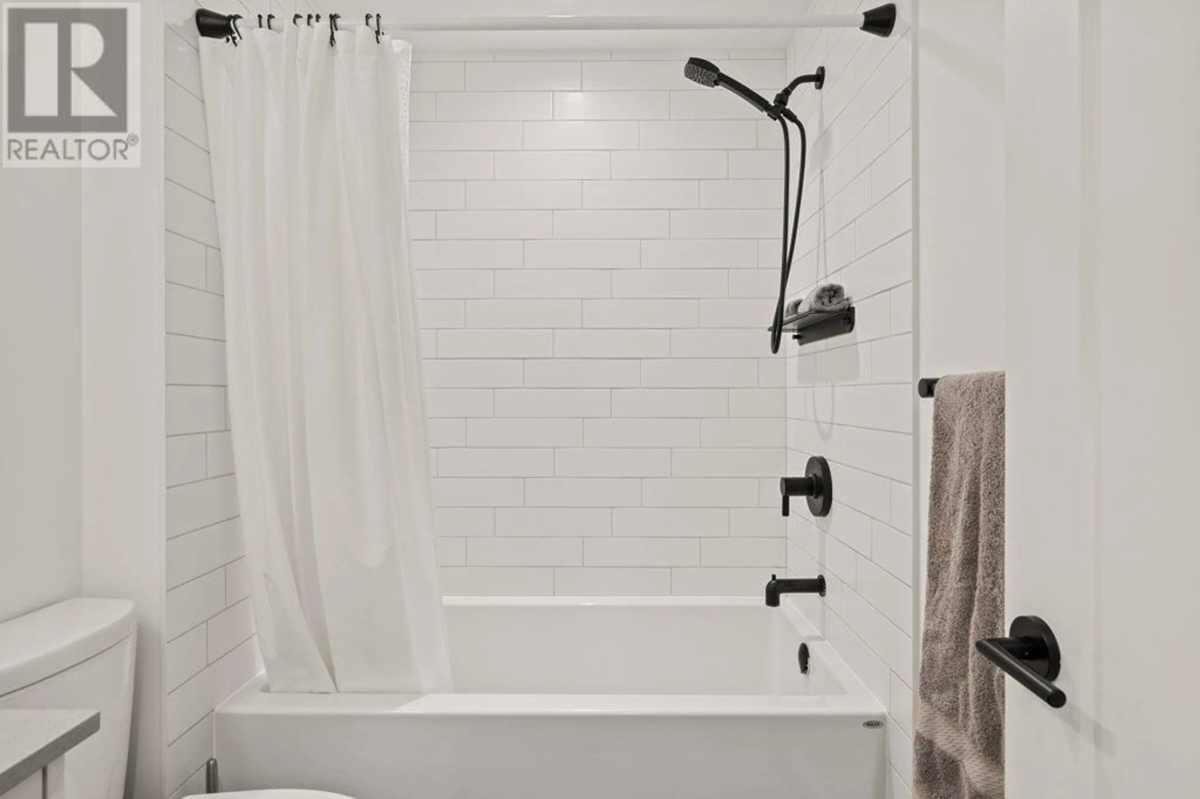 Contemporary bathroom, ceramic/tile floor for 208 - 660 CAWSTON AVENUE NORTH, Kelowna British Columbia V1Y9M1