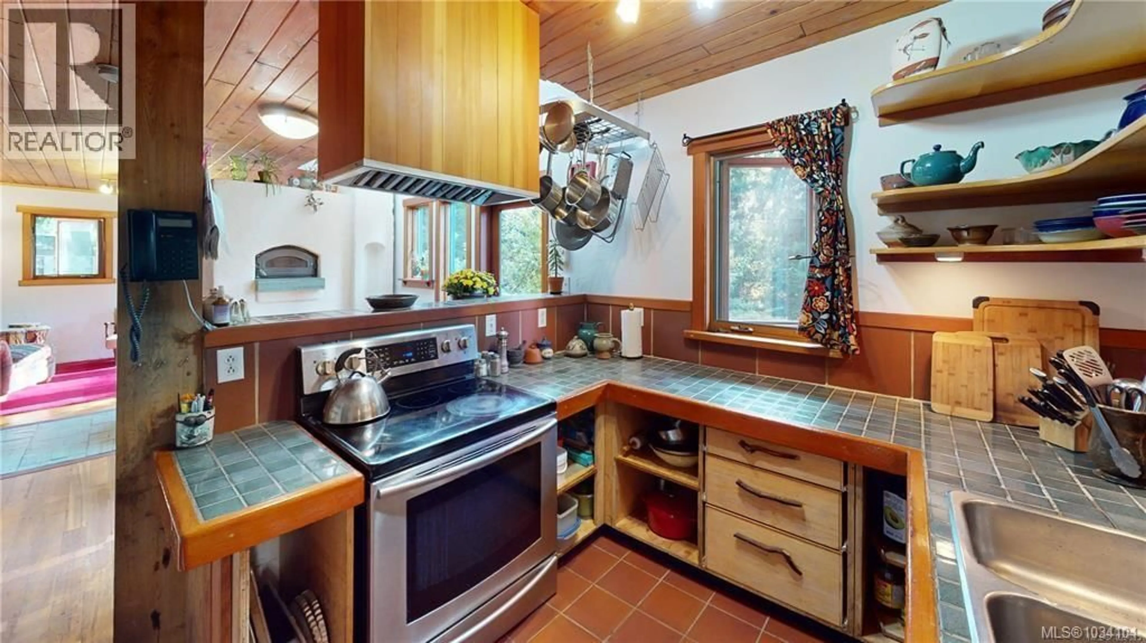 Standard kitchen, ceramic/tile floor for 948 HARRISON WAY, Gabriola Island British Columbia V0R1X2