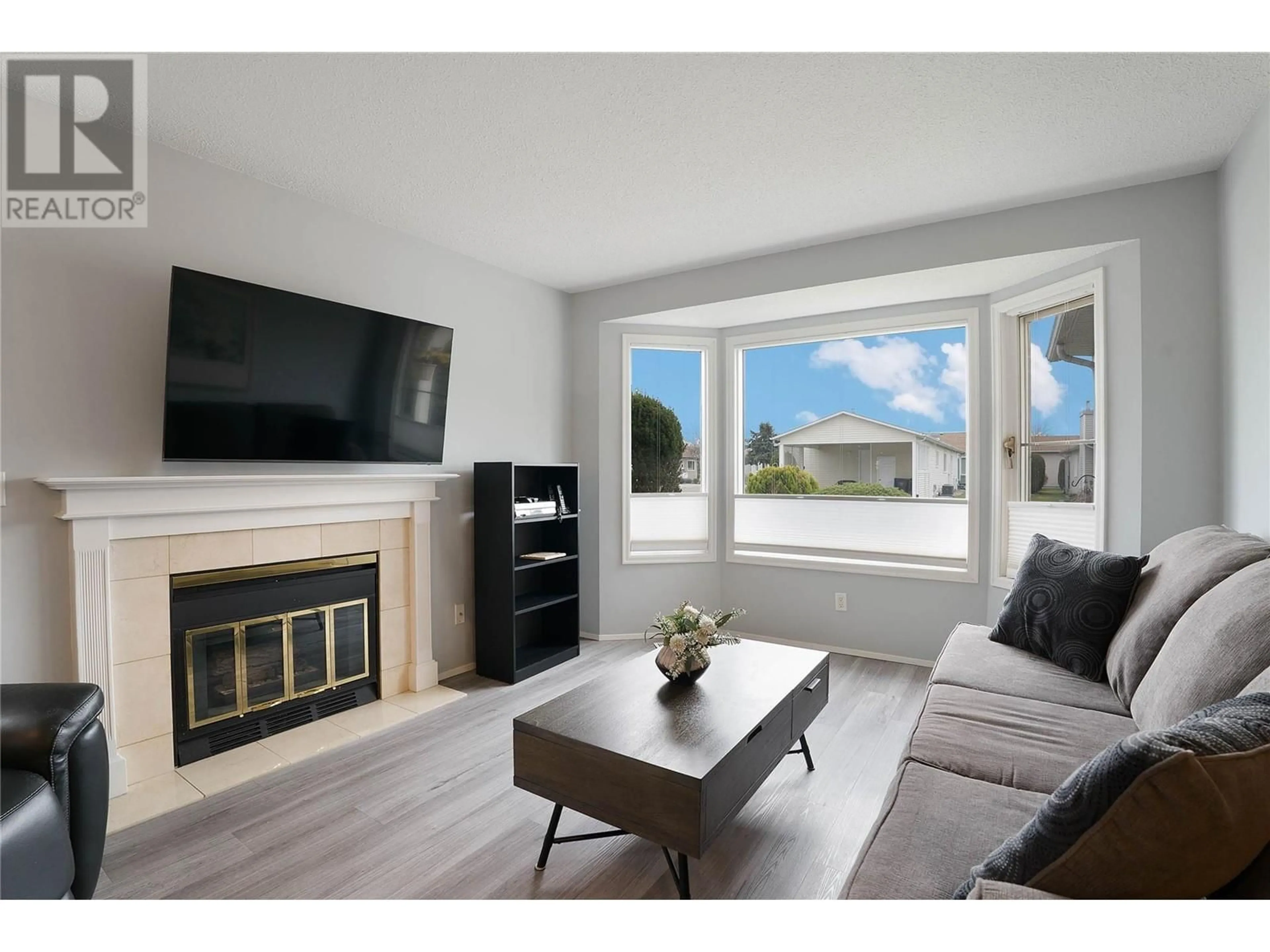 Living room with furniture, wood/laminate floor for 336 - 1260 RAYMER AVENUE, Kelowna British Columbia V1W3S4