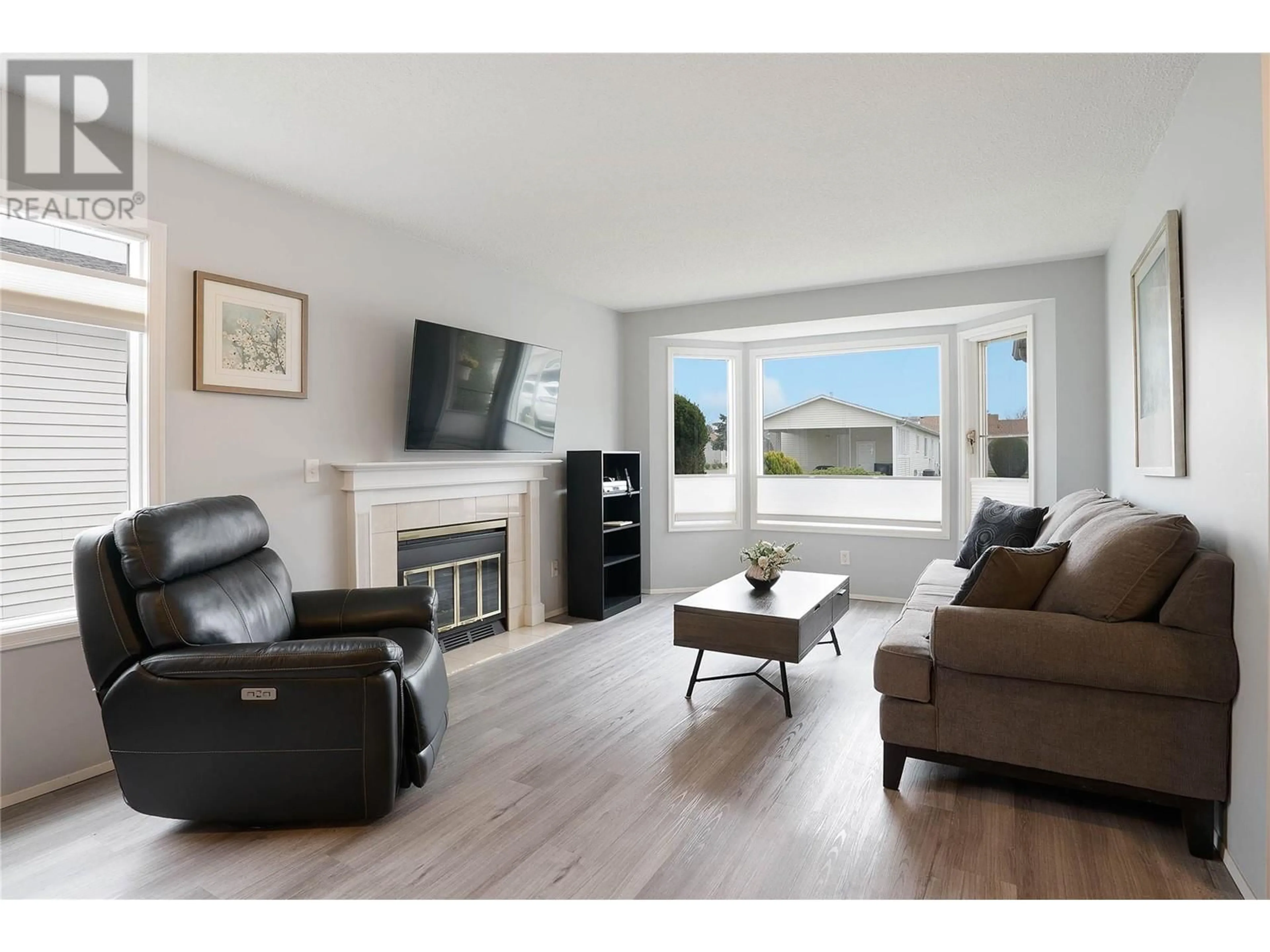 Living room with furniture, wood/laminate floor for 336 - 1260 RAYMER AVENUE, Kelowna British Columbia V1W3S4