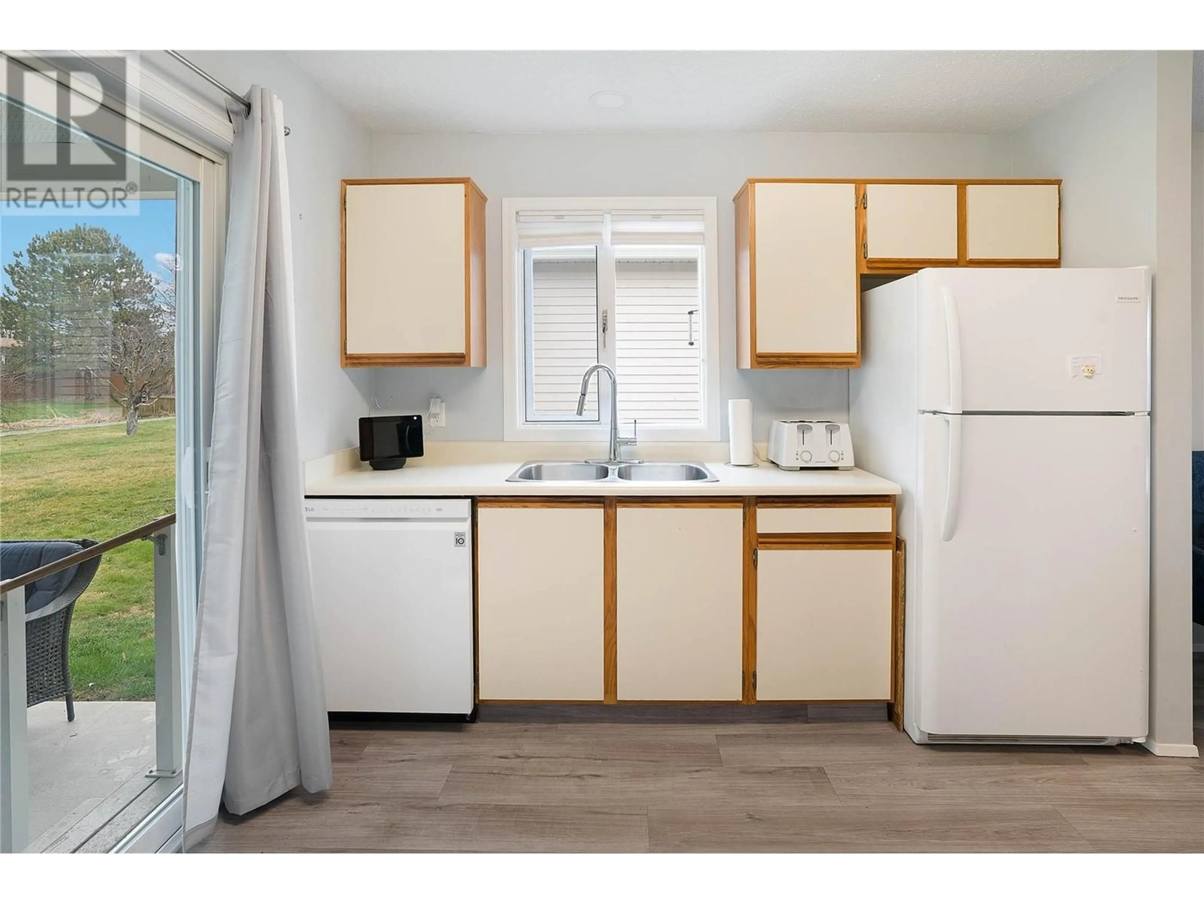 Standard kitchen, wood/laminate floor for 336 - 1260 RAYMER AVENUE, Kelowna British Columbia V1W3S4