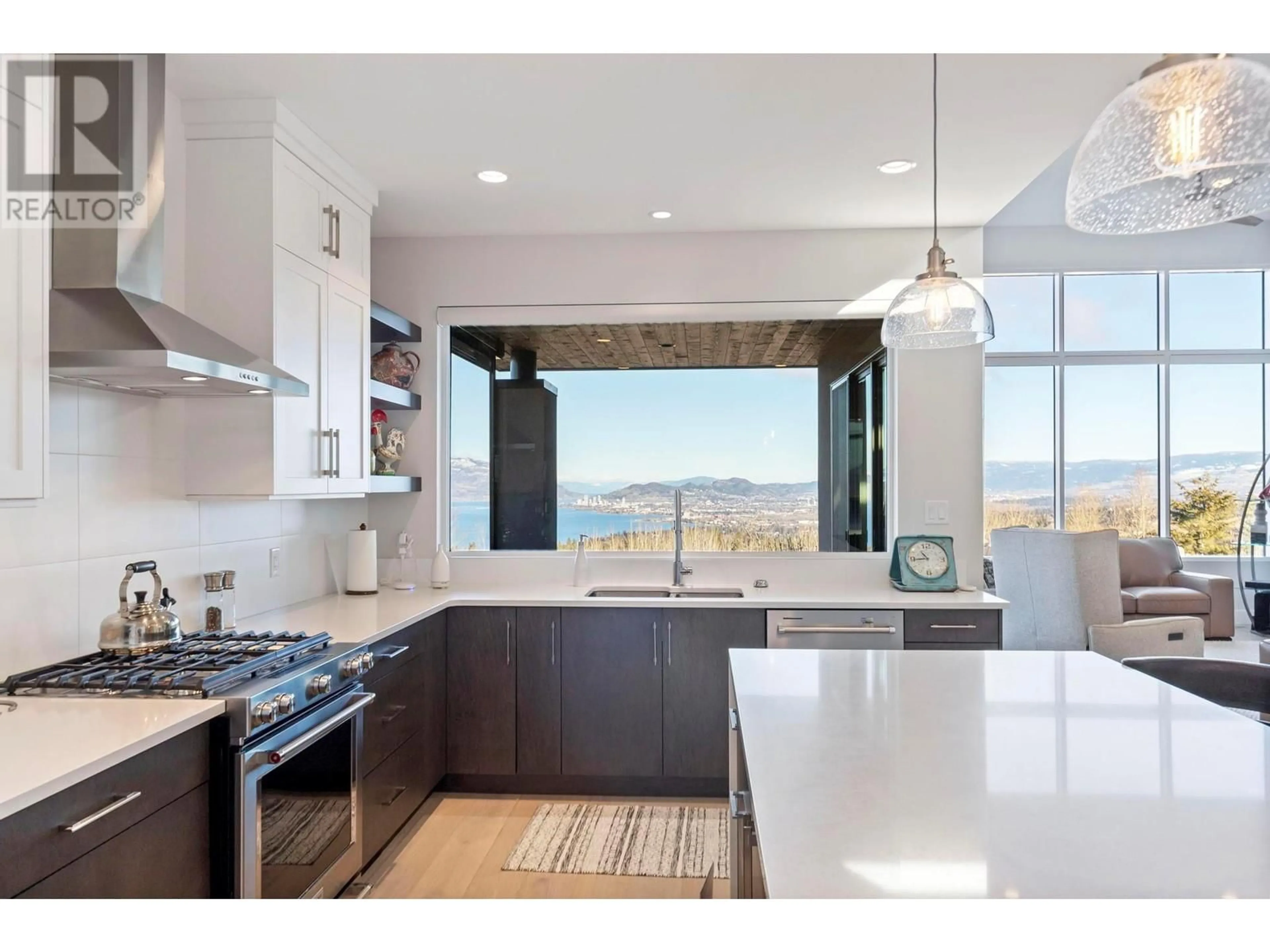 Contemporary kitchen, unknown for 484 SPARROW HAWK COURT, Kelowna British Columbia V1W0A6