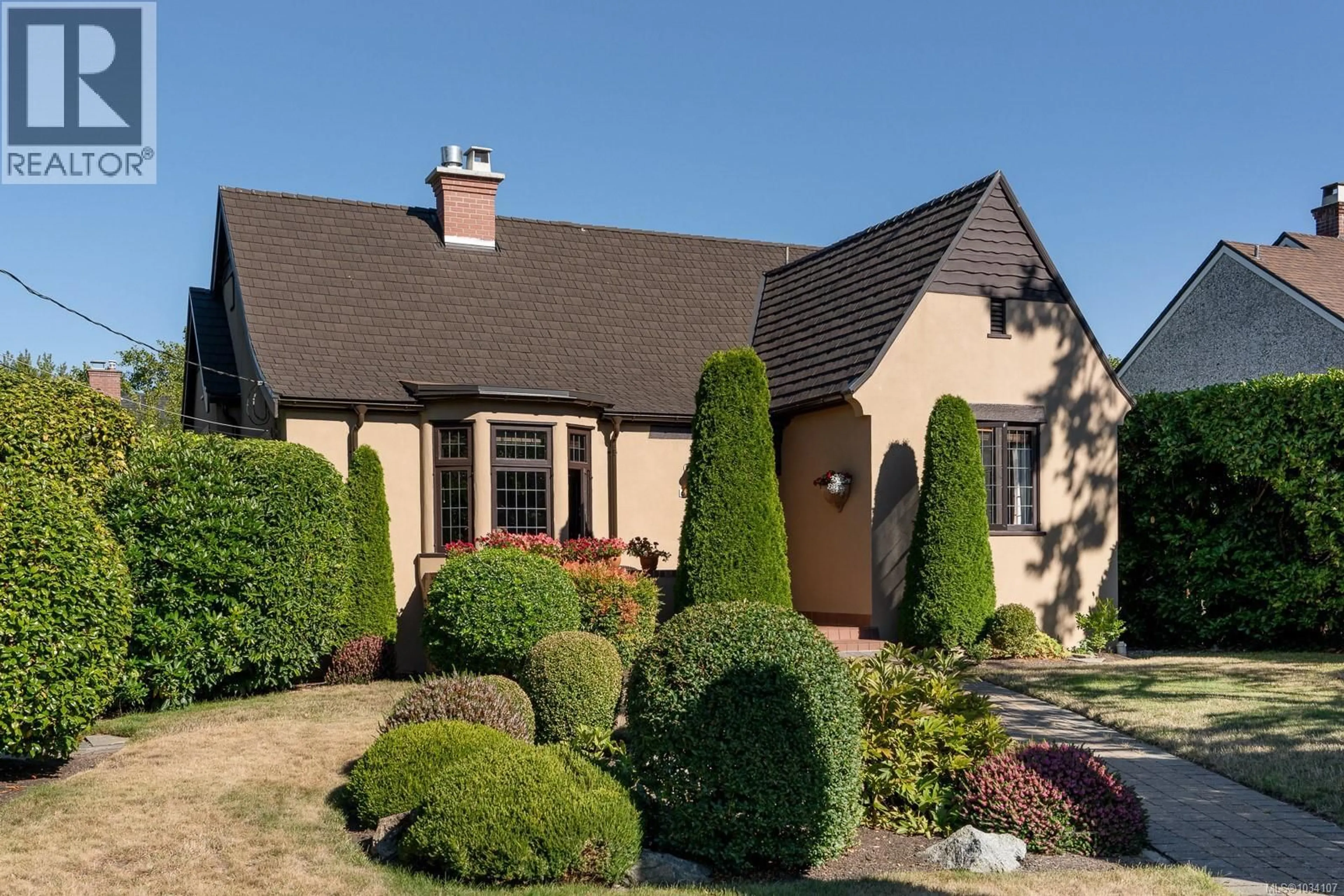 Home with brick exterior material, street for 671 LINKLEAS AVENUE, Oak Bay British Columbia V8S5C2