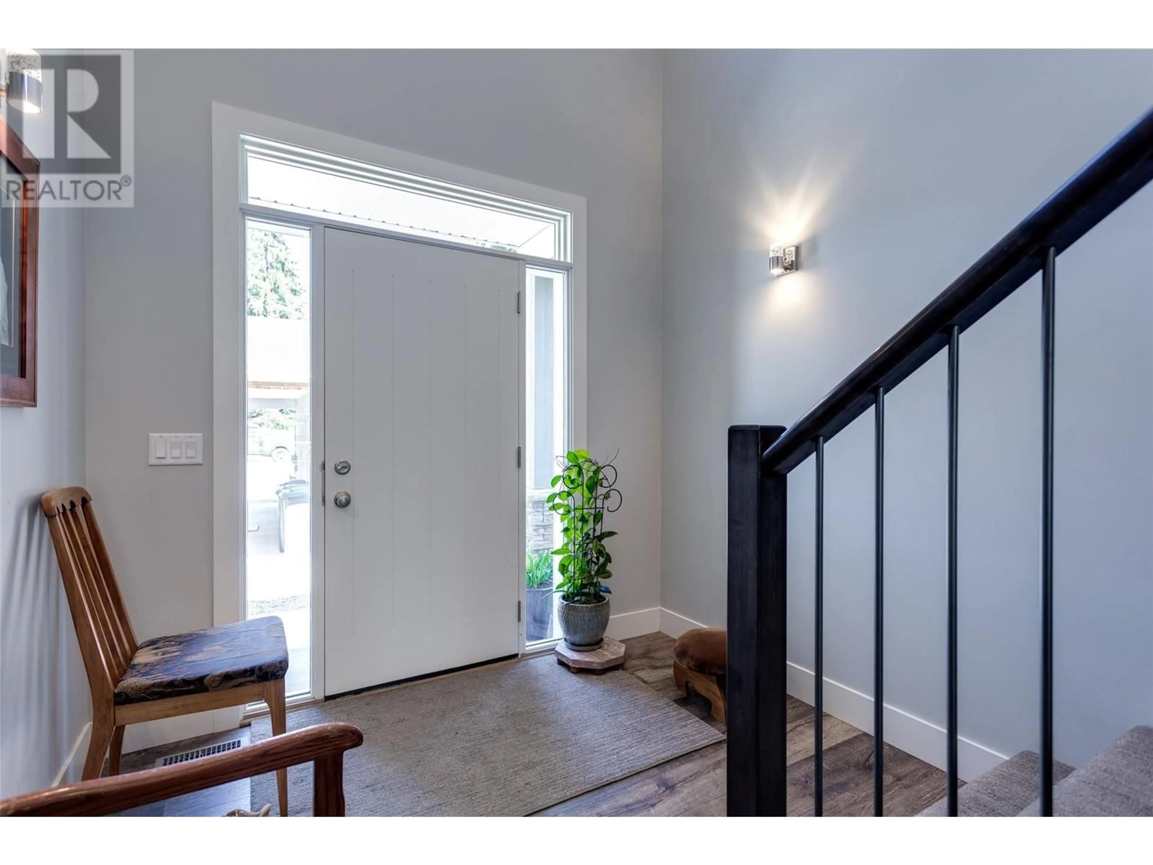 Indoor entryway for 1259 RIO DRIVE, Kelowna British Columbia V1V1E2