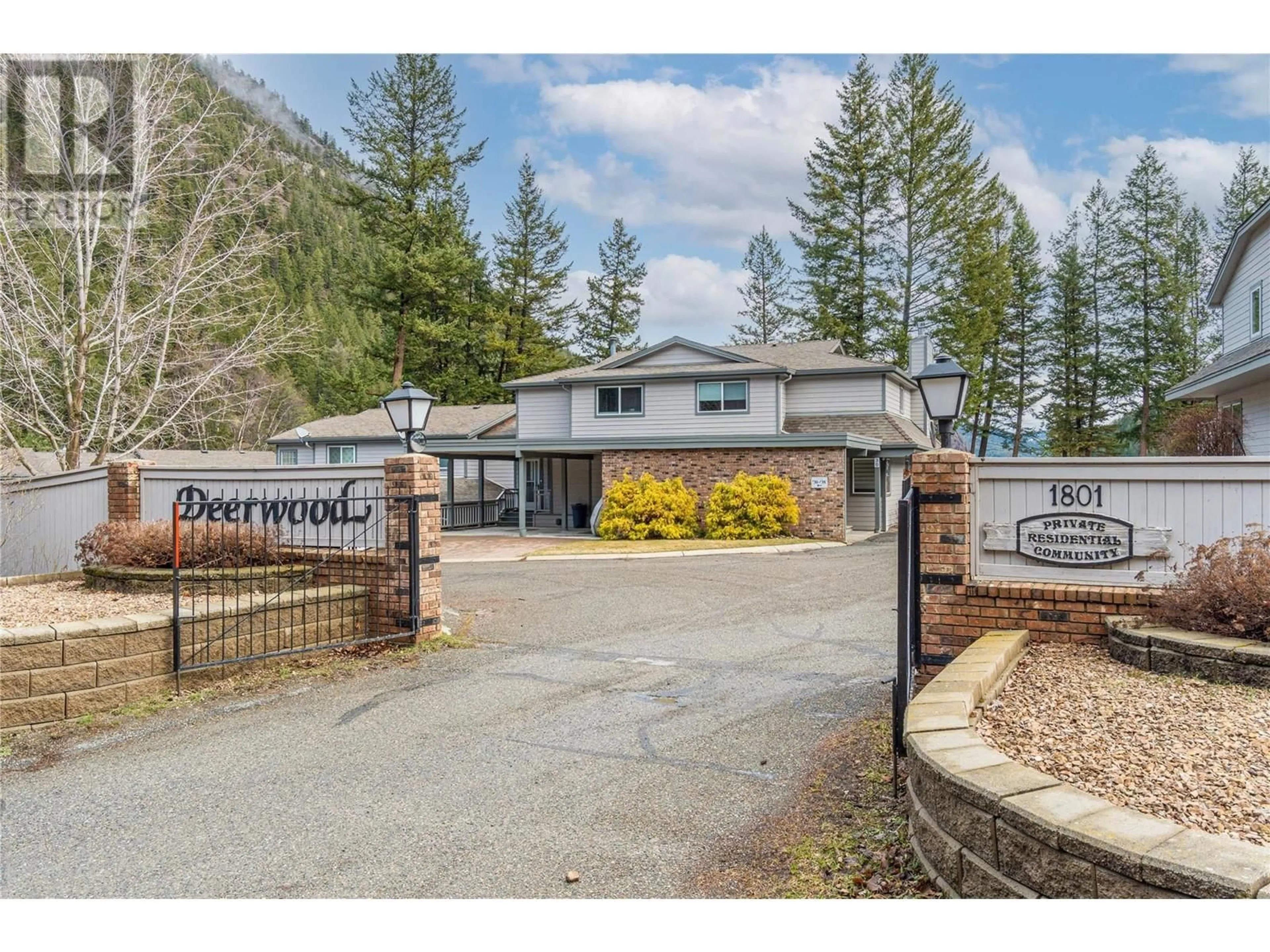 Indoor foyer for 36 - 1801 PAUL LAKE ROAD, Kamloops British Columbia V2H1N7
