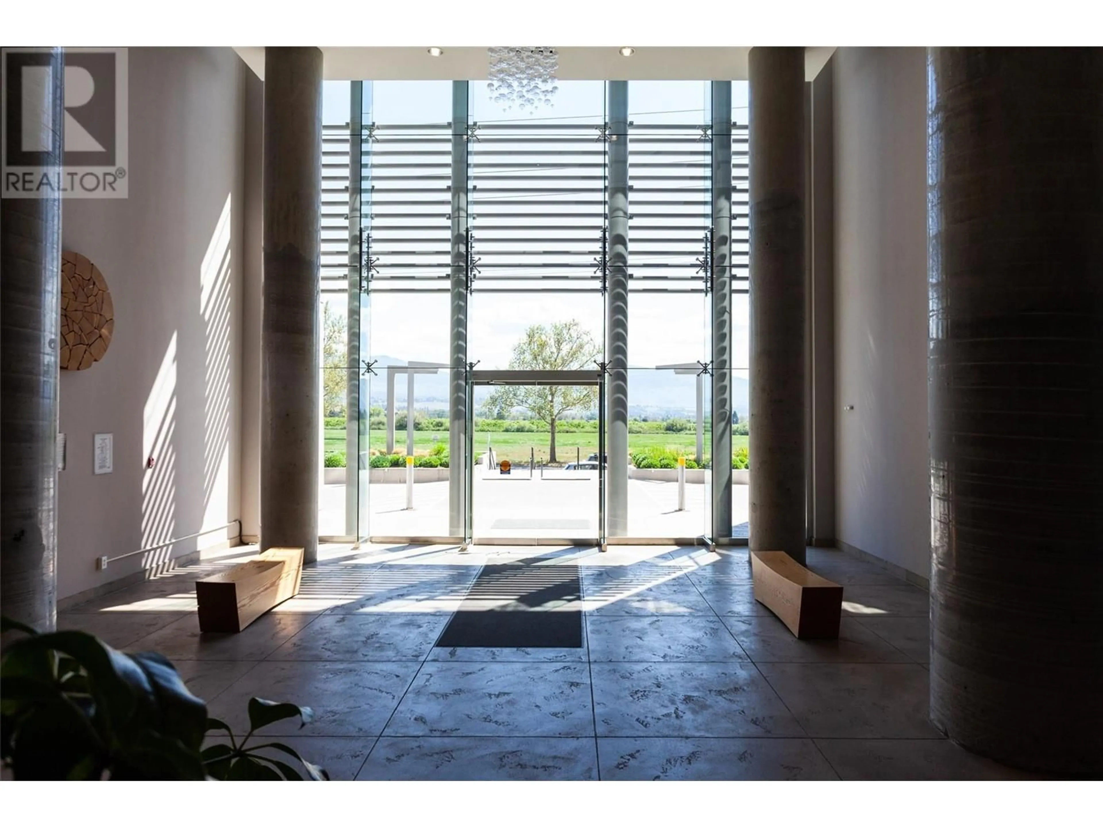 Indoor foyer for 606 - 2040 SPRINGFIELD ROAD, Kelowna British Columbia V1Y9N7