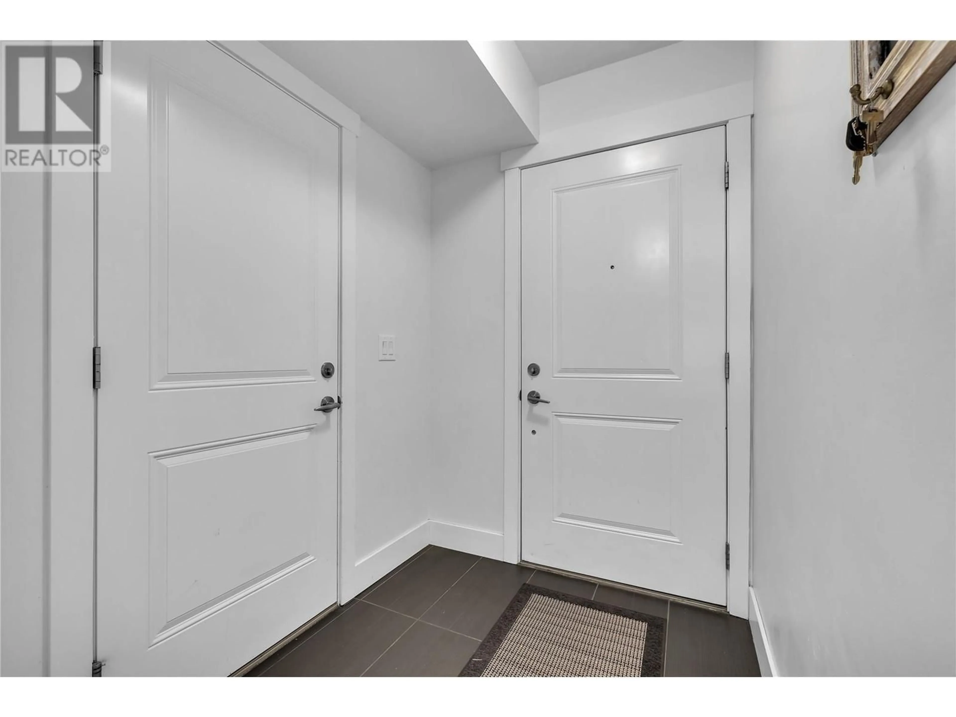 Indoor entryway for 55 - 600 SHERWOOD ROAD, Kelowna British Columbia V1W5K1