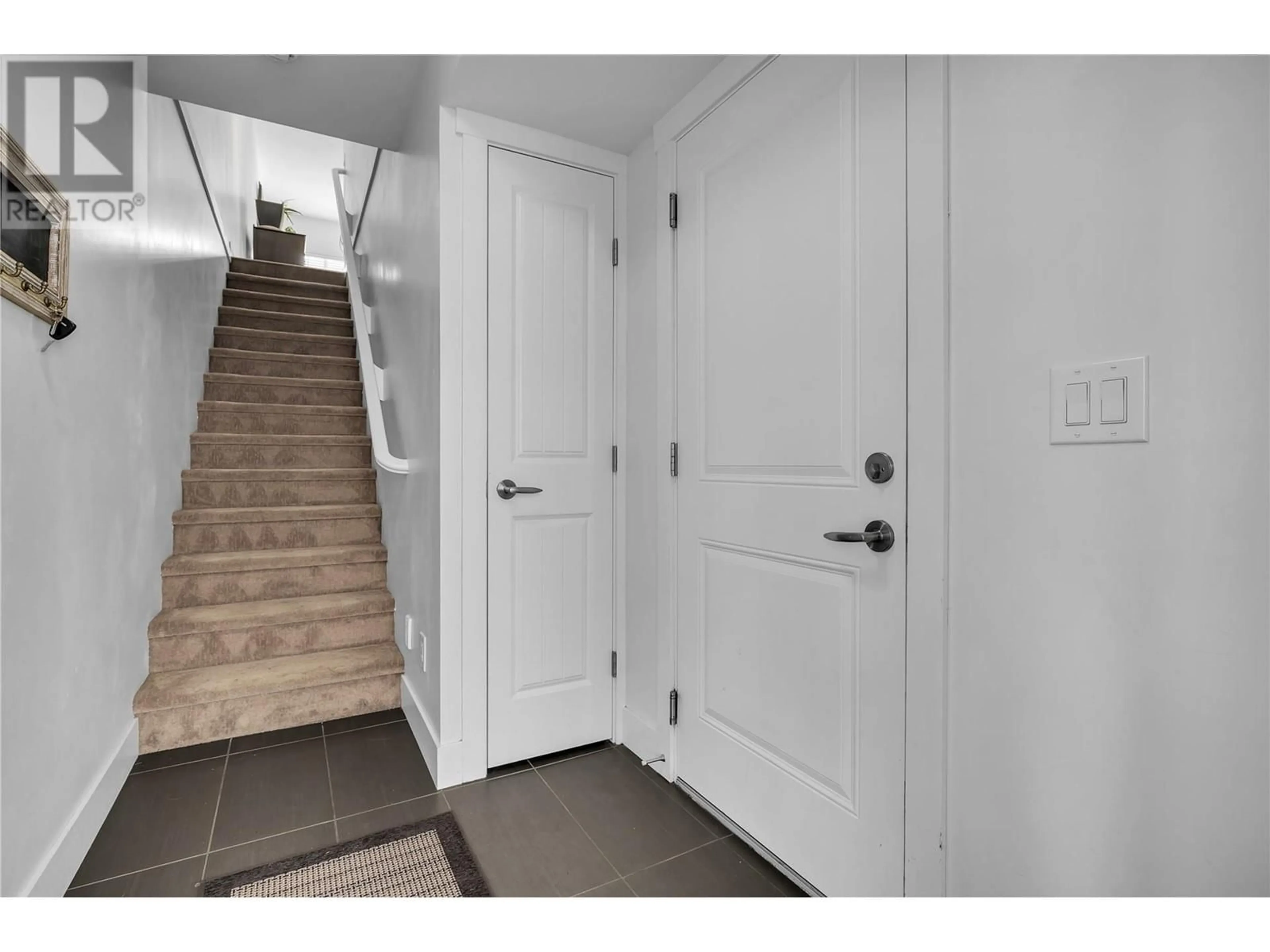Indoor entryway for 55 - 600 SHERWOOD ROAD, Kelowna British Columbia V1W5K1
