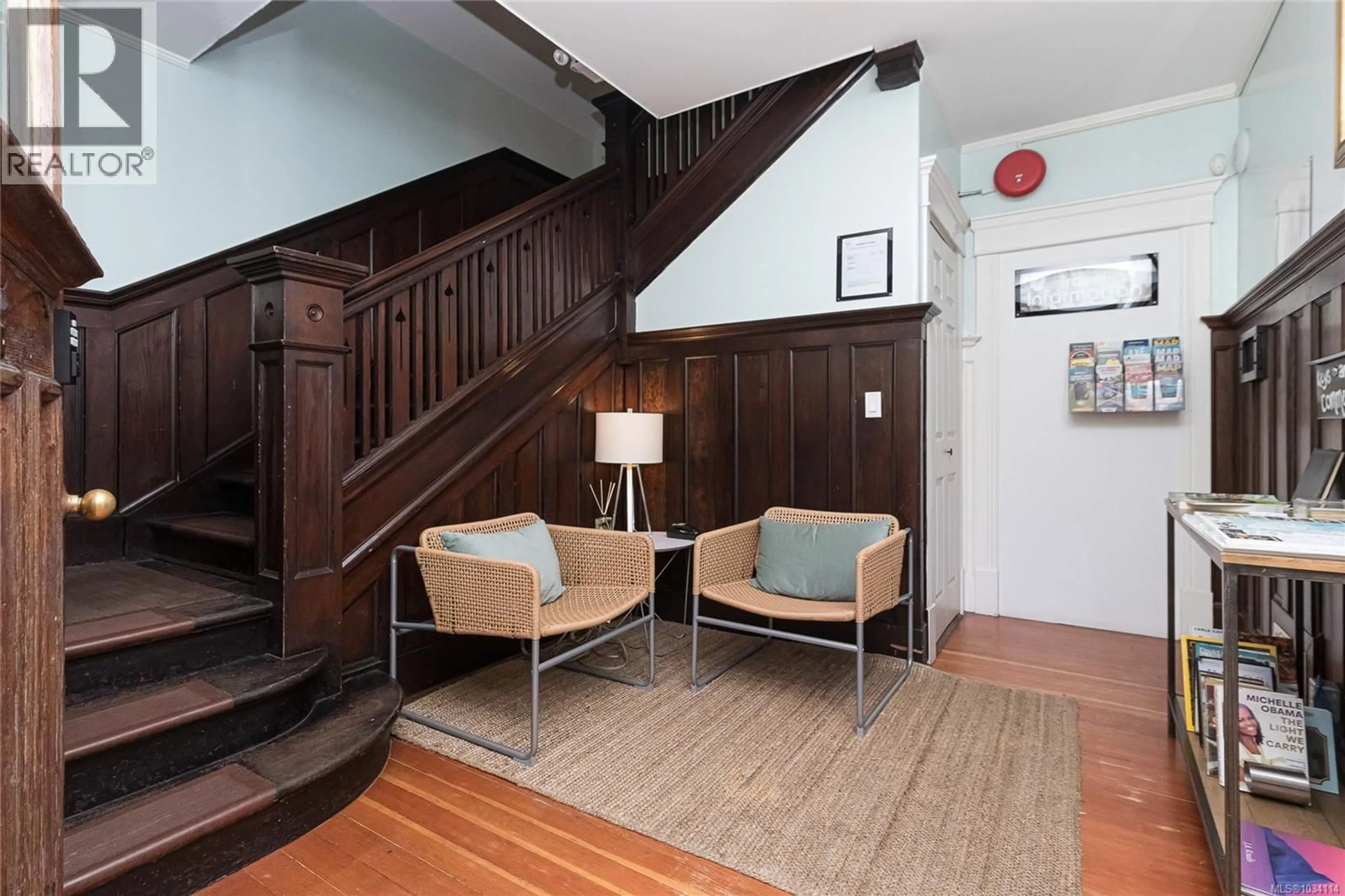 Indoor foyer for 143 GOVERNMENT STREET, Victoria British Columbia V8V2K6
