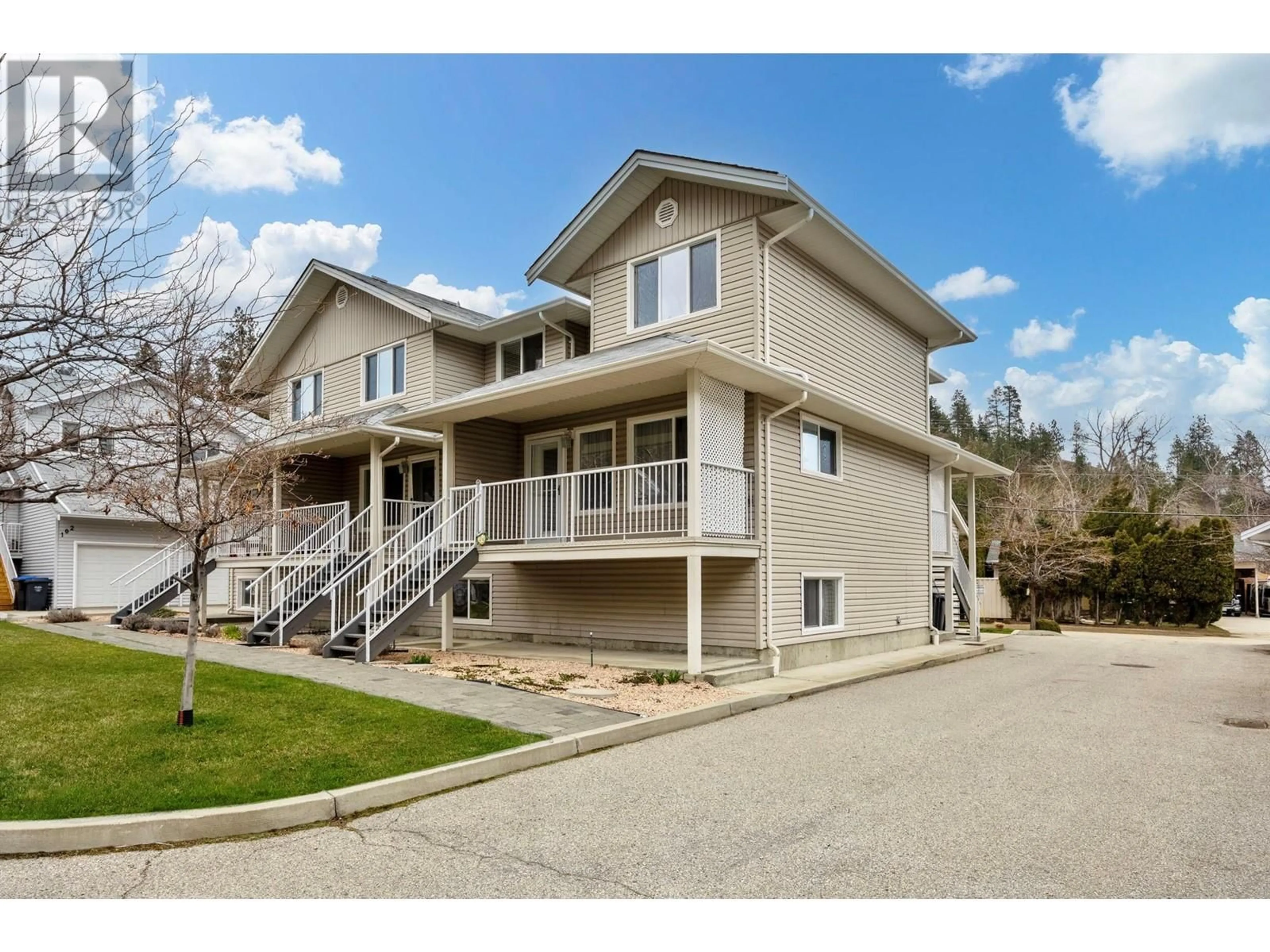 Living room with furniture, wood/laminate floor for 107 - 5460 CLEMENTS CRESCENT, Peachland British Columbia V0H1X5