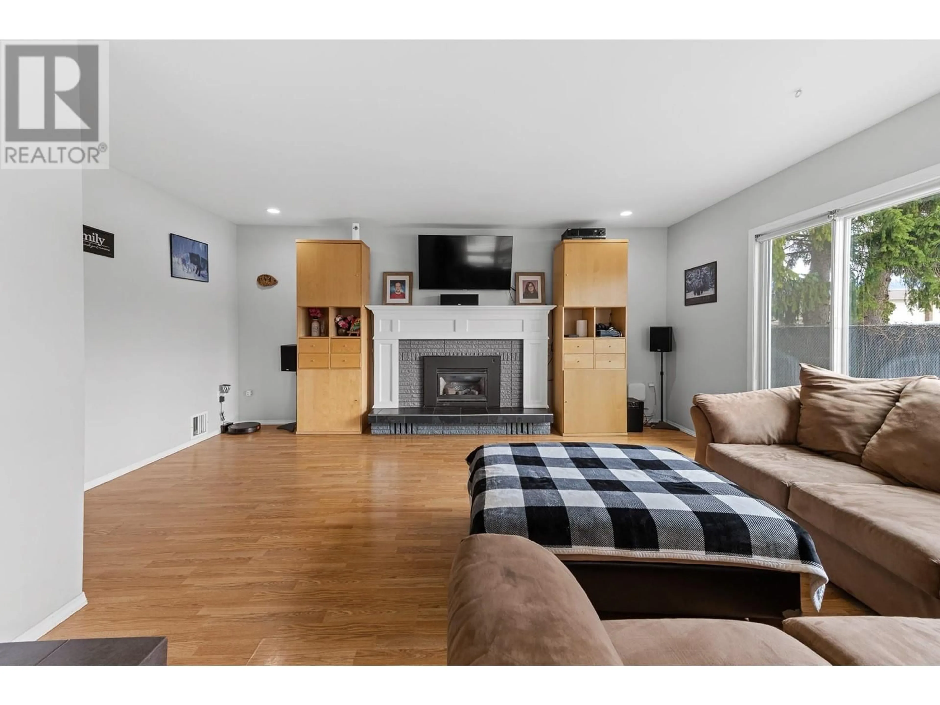 Living room with furniture, wood/laminate floor for 994 ROCKCLIFFE ROAD, Oliver British Columbia V0H1T6