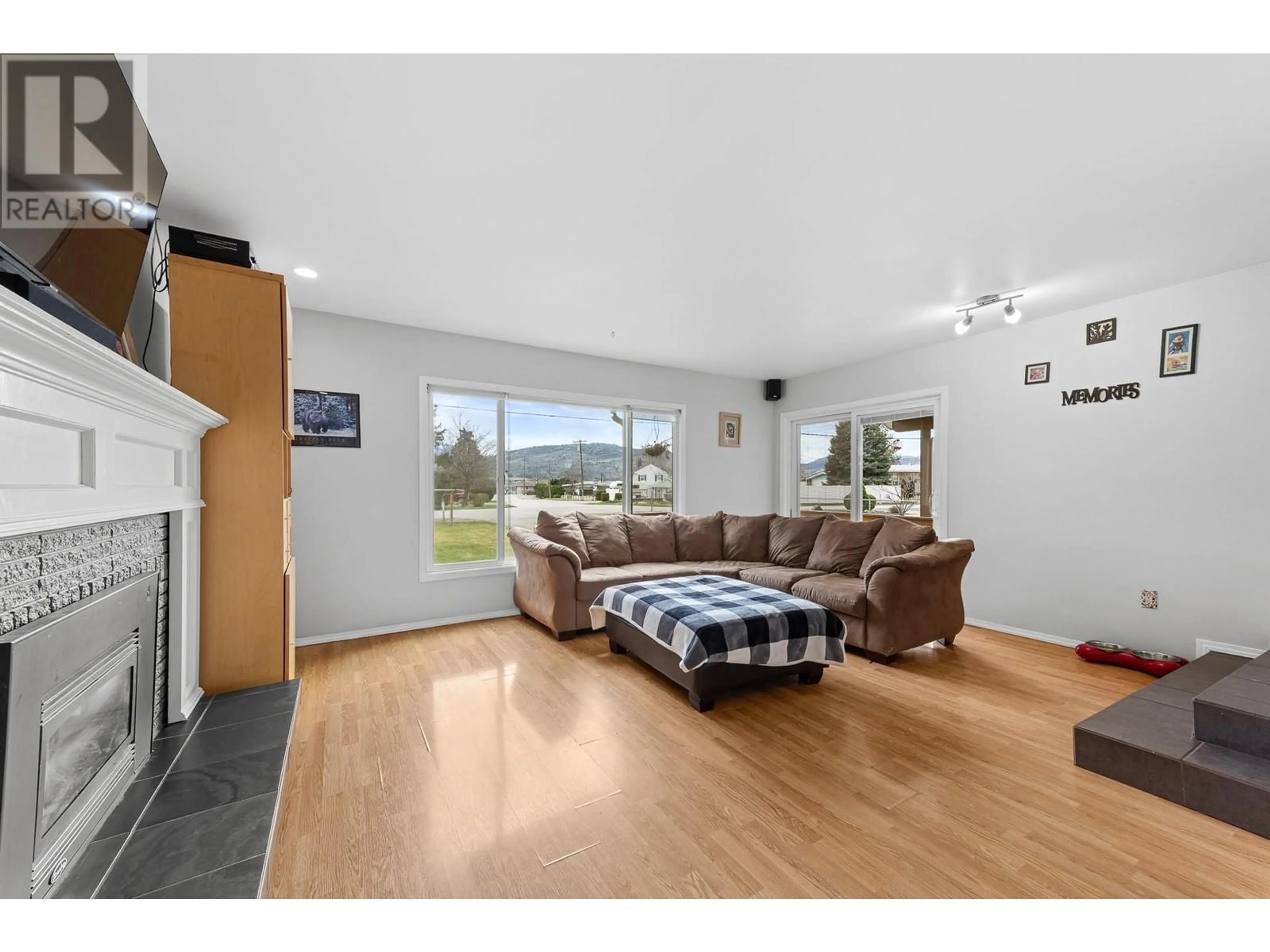 Living room with furniture, wood/laminate floor for 994 ROCKCLIFFE ROAD, Oliver British Columbia V0H1T6