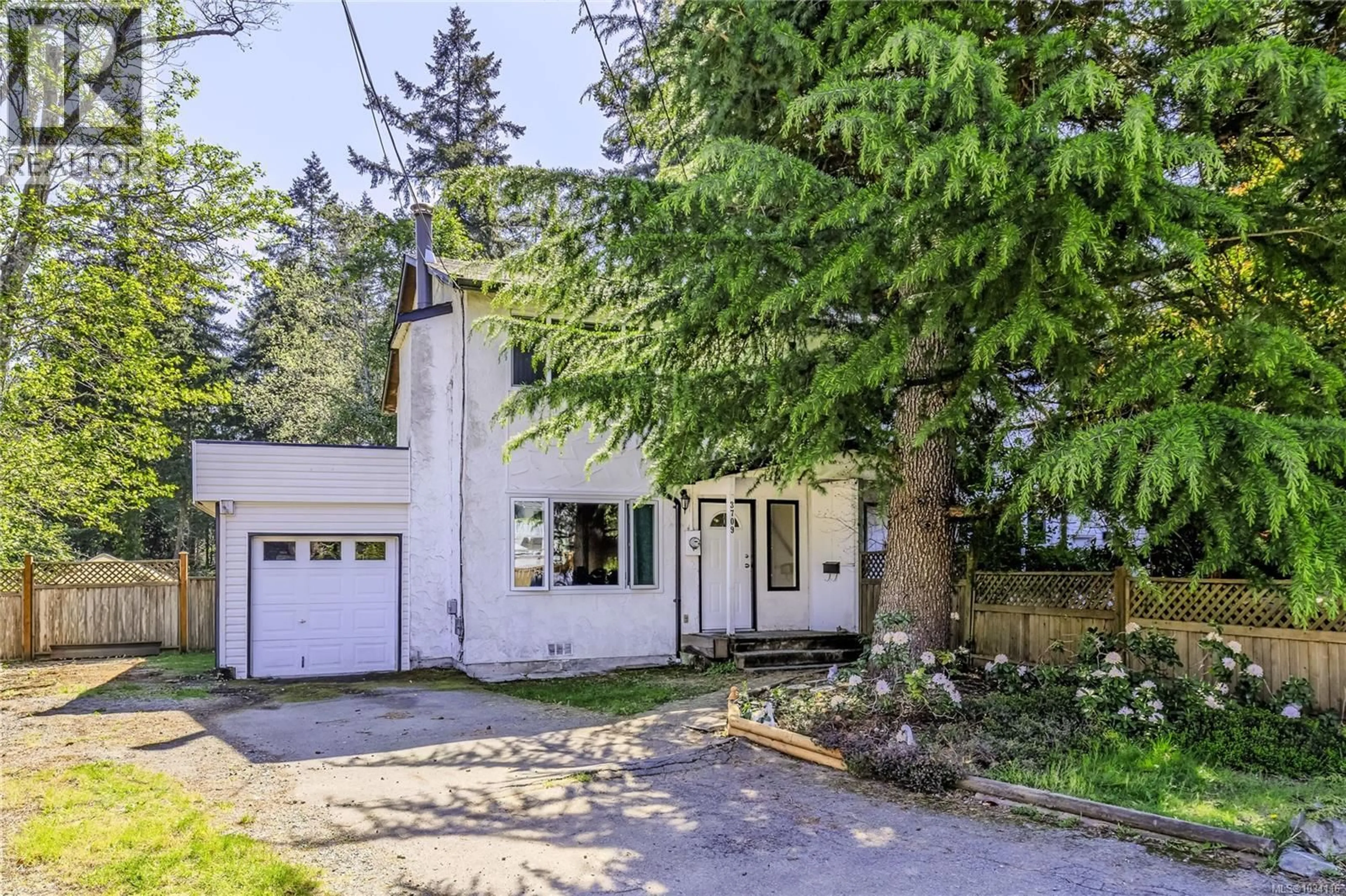 A pic from outside/outdoor area/front of a property/back of a property/a pic from drone, street for 3709 LONG LAKE TERRACE, Nanaimo British Columbia V9T2V2