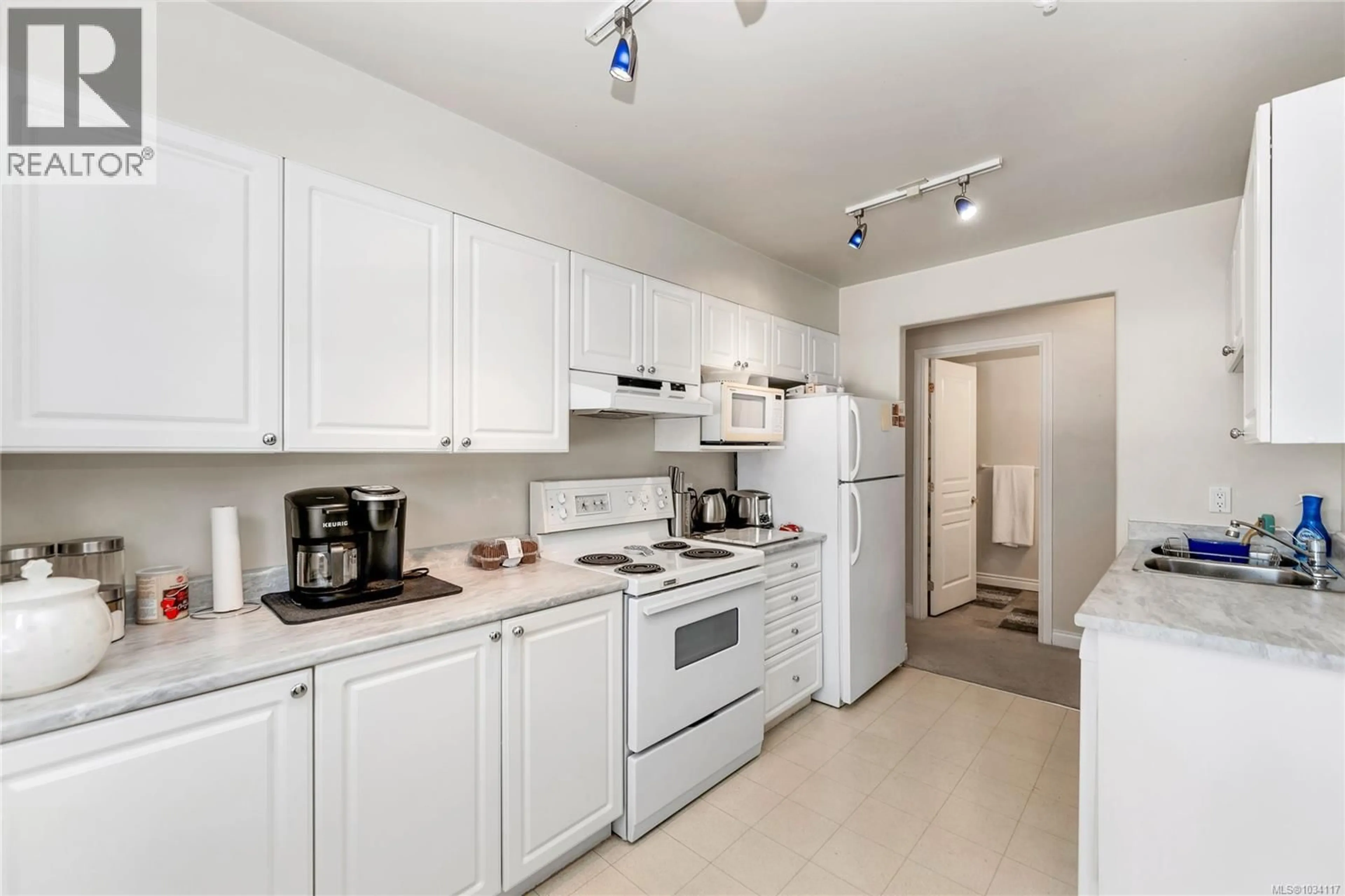 Standard kitchen, unknown for 104 - 1580 CHRISTMAS AVENUE, Saanich British Columbia V8P2X2