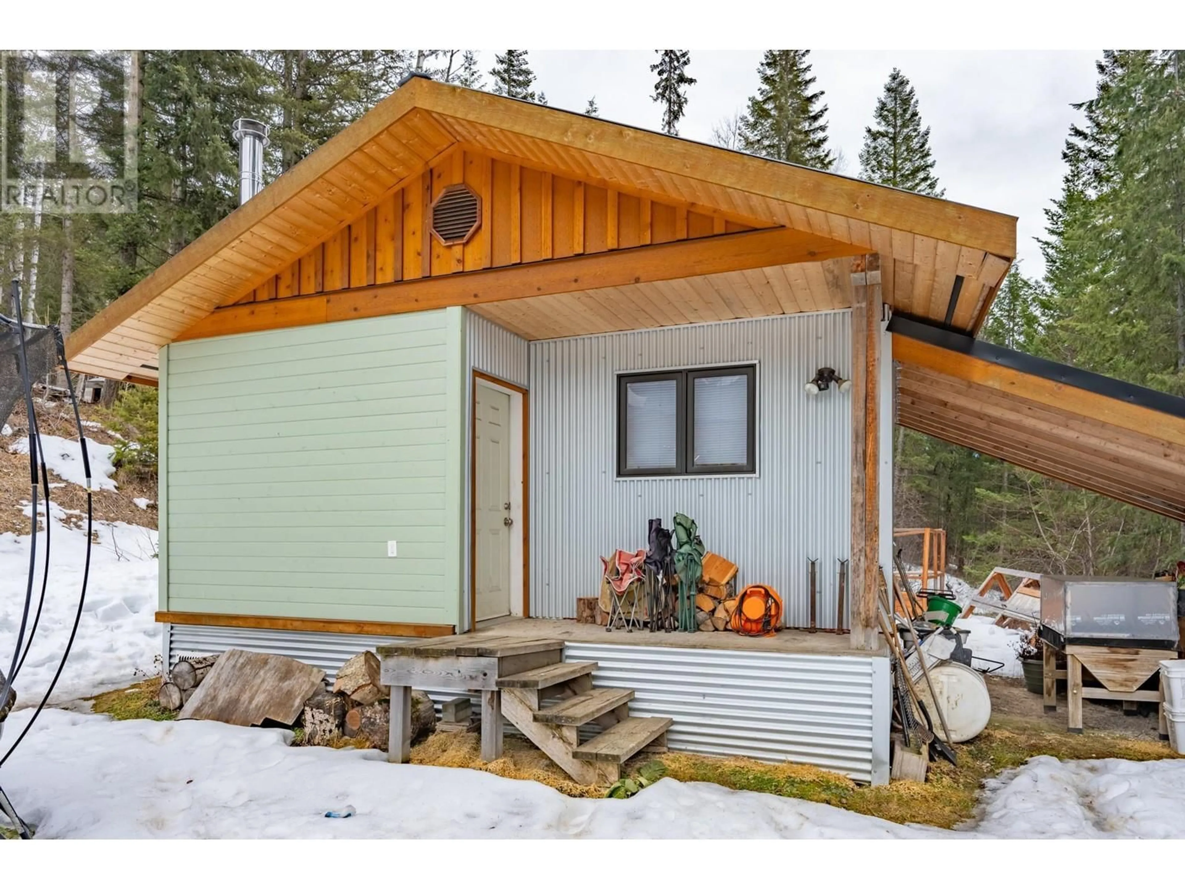 Indoor garage for 2360 TRANS CANADA  N HIGHWAY, Golden British Columbia V0A1H1