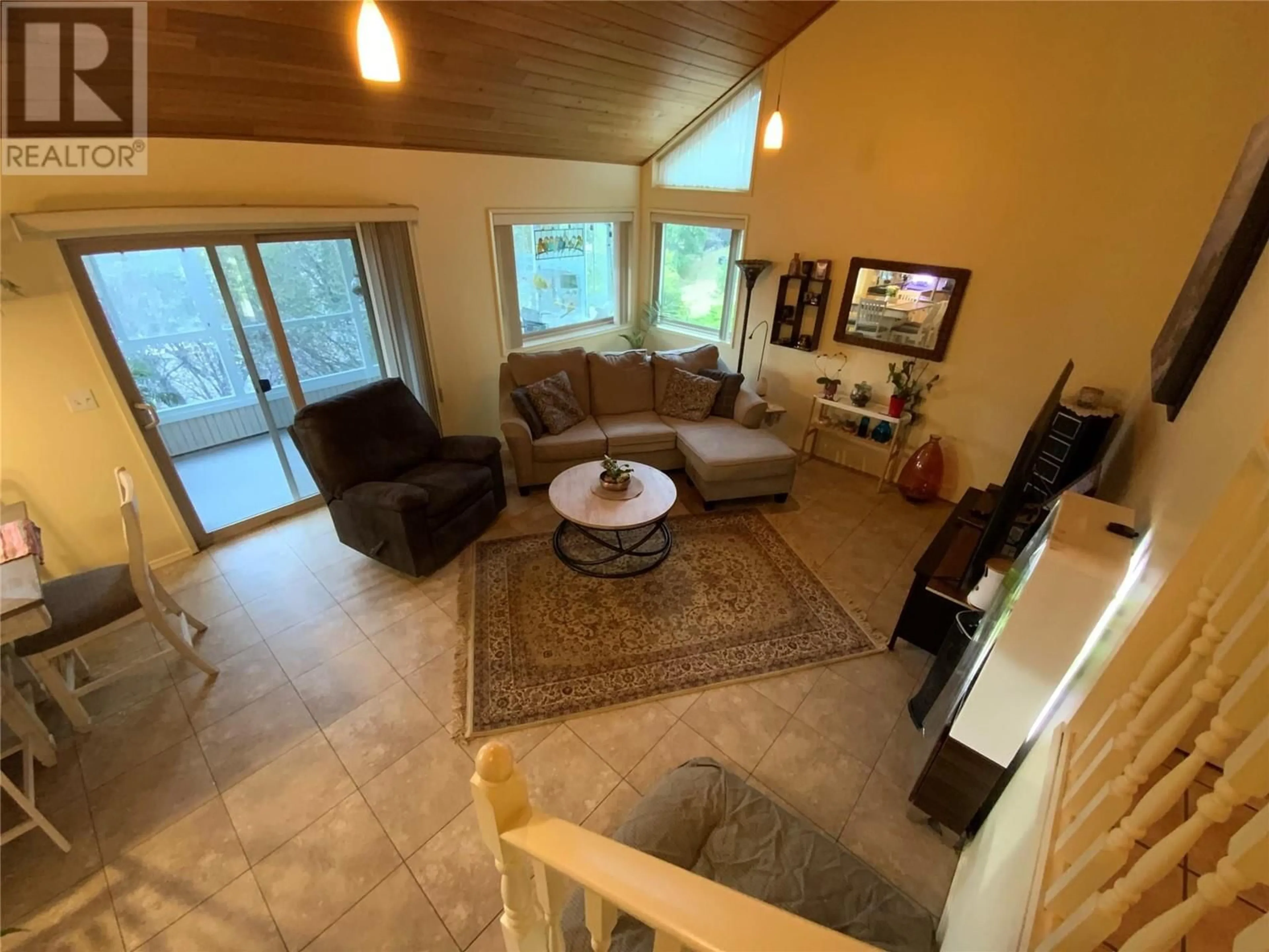 Living room with furniture, unknown for 186 DEWDNEY CRESCENT, Penticton British Columbia V2A7Z6
