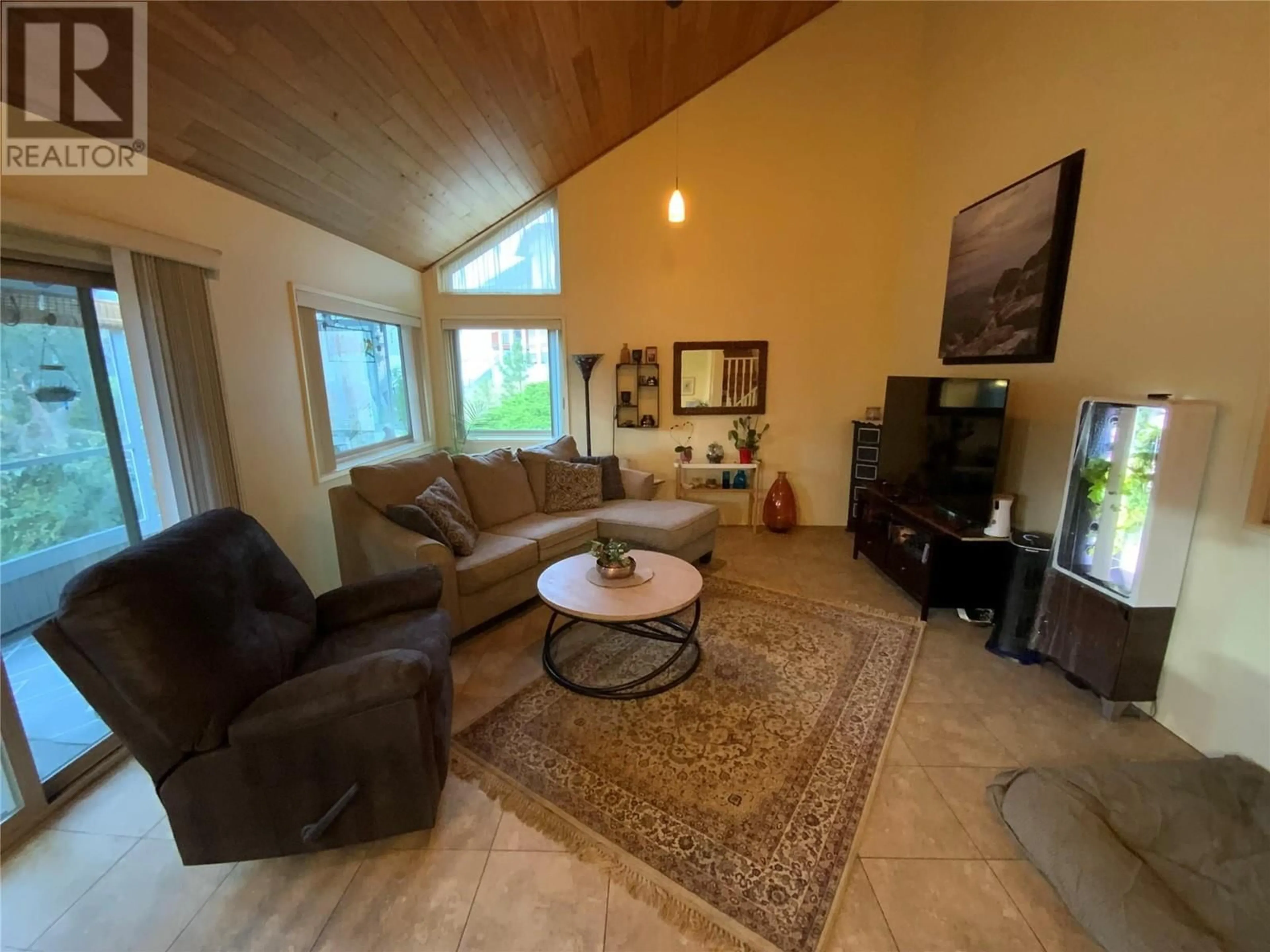Living room with furniture, unknown for 186 DEWDNEY CRESCENT, Penticton British Columbia V2A7Z6