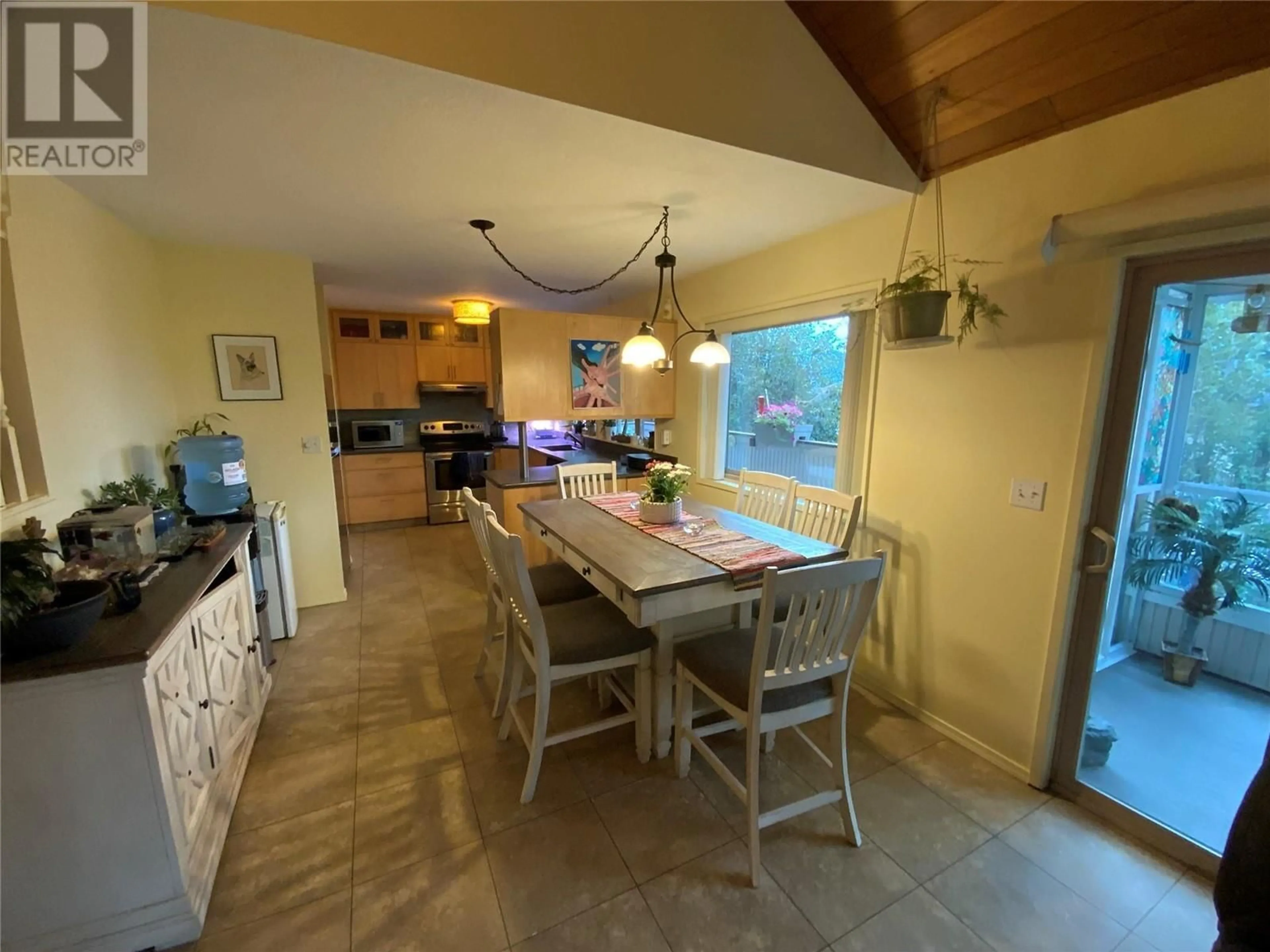 Open concept kitchen, ceramic/tile floor for 186 DEWDNEY CRESCENT, Penticton British Columbia V2A7Z6