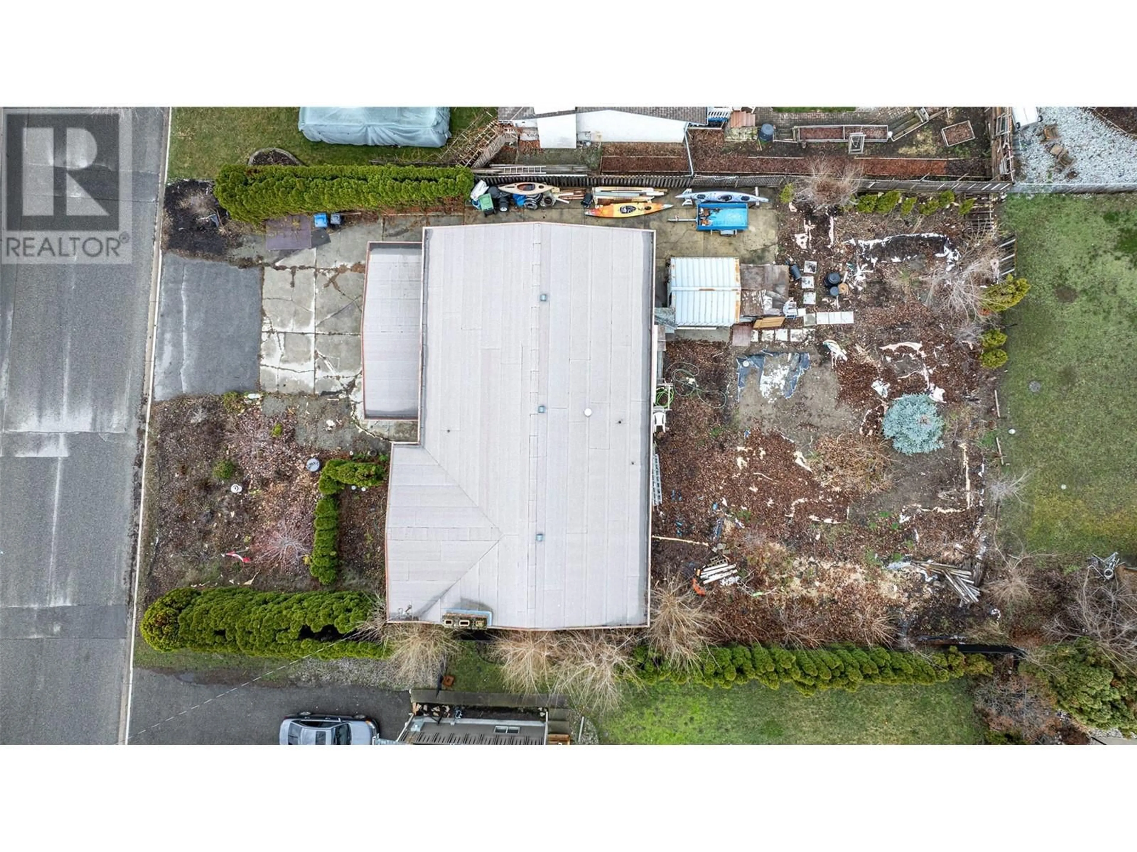 A pic from outside/outdoor area/front of a property/back of a property/a pic from drone, building for 445 EASTBOURNE ROAD, Kelowna British Columbia V1X5K7