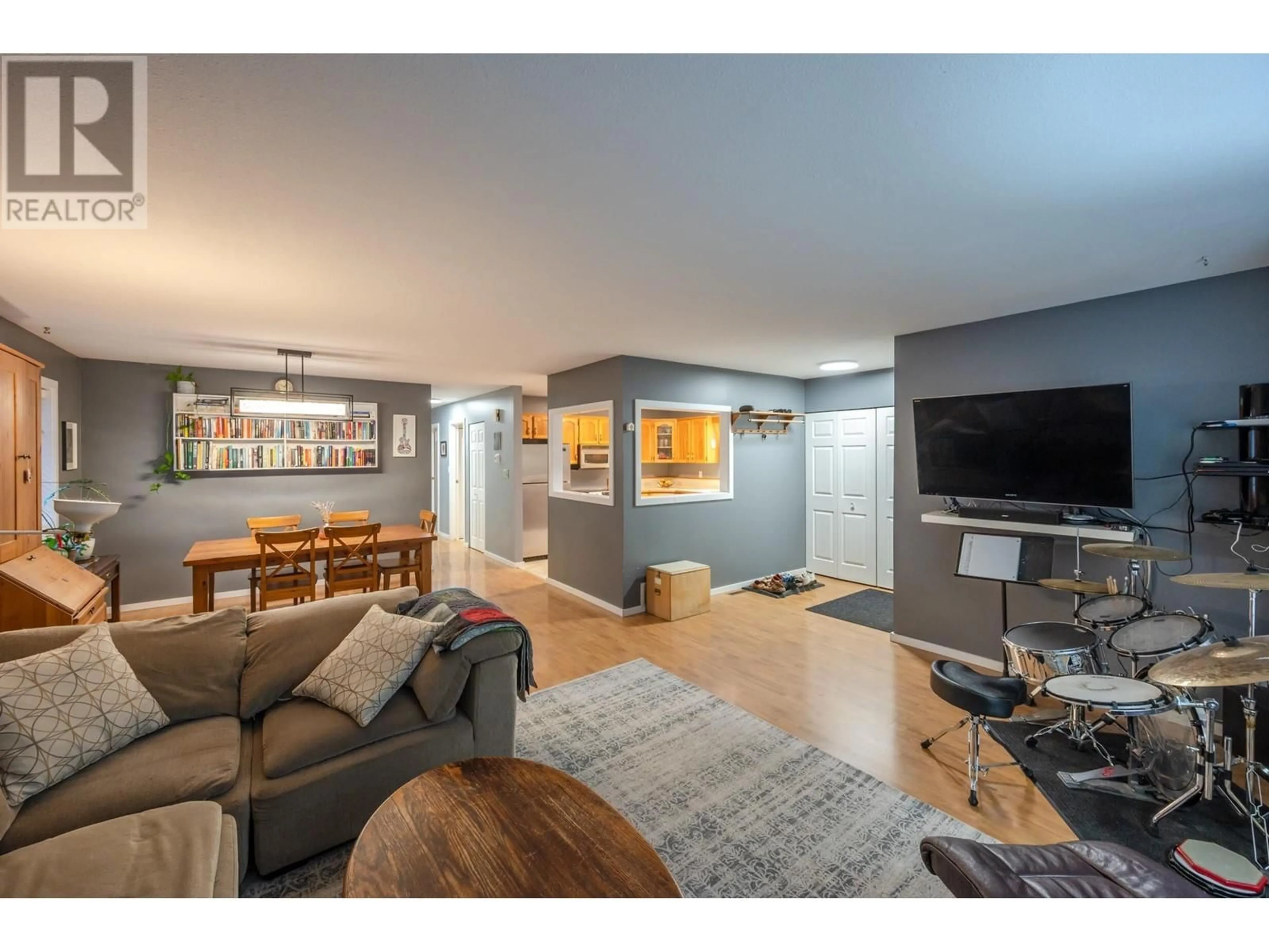 Living room with furniture, wood/laminate floor for 181 WADE AVENUE WEST, Penticton British Columbia V2A1T7