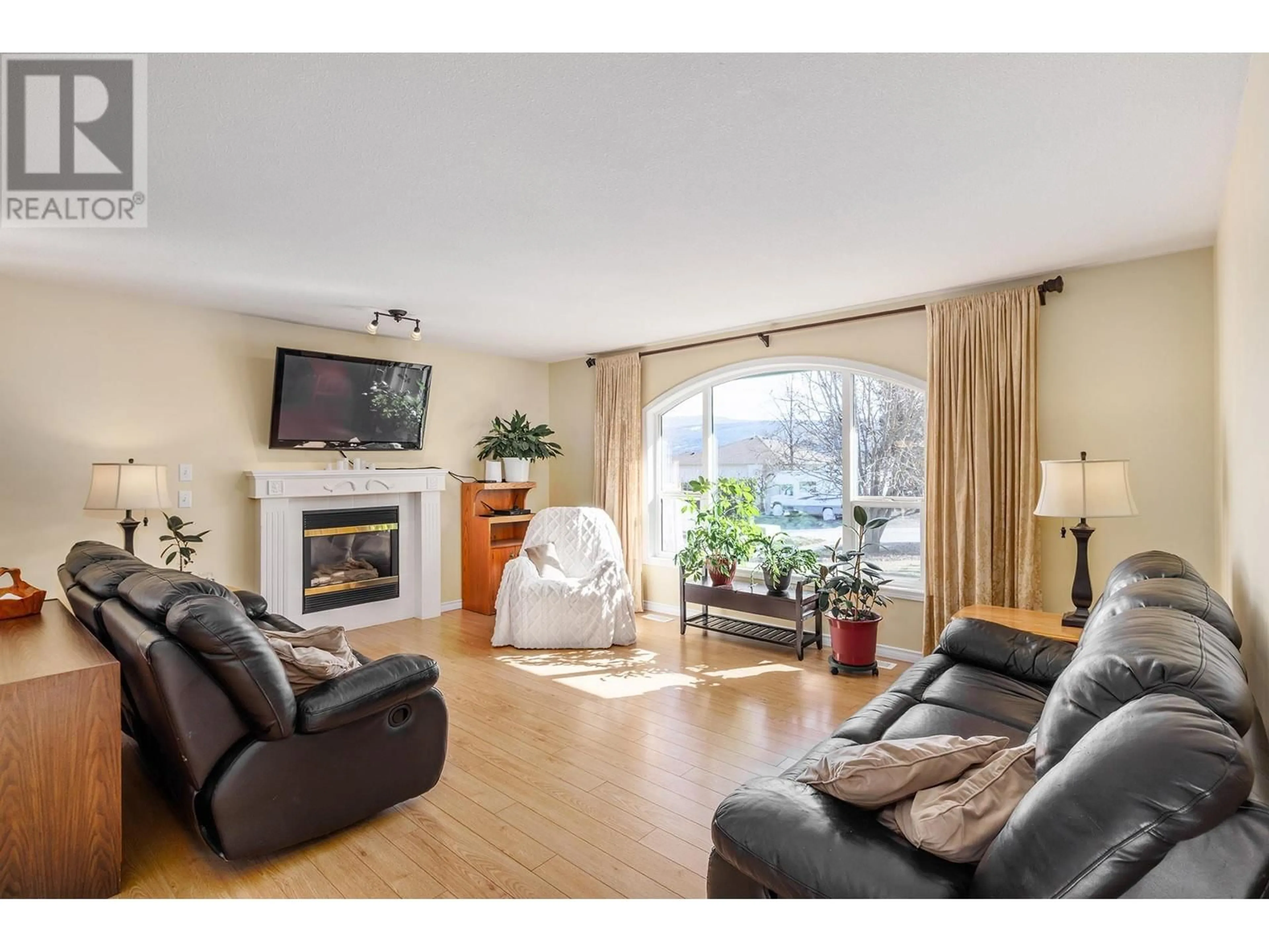 Living room with furniture, wood/laminate floor for 2785 NORTHVIEW PLACE, Lake Country British Columbia V4V1R1