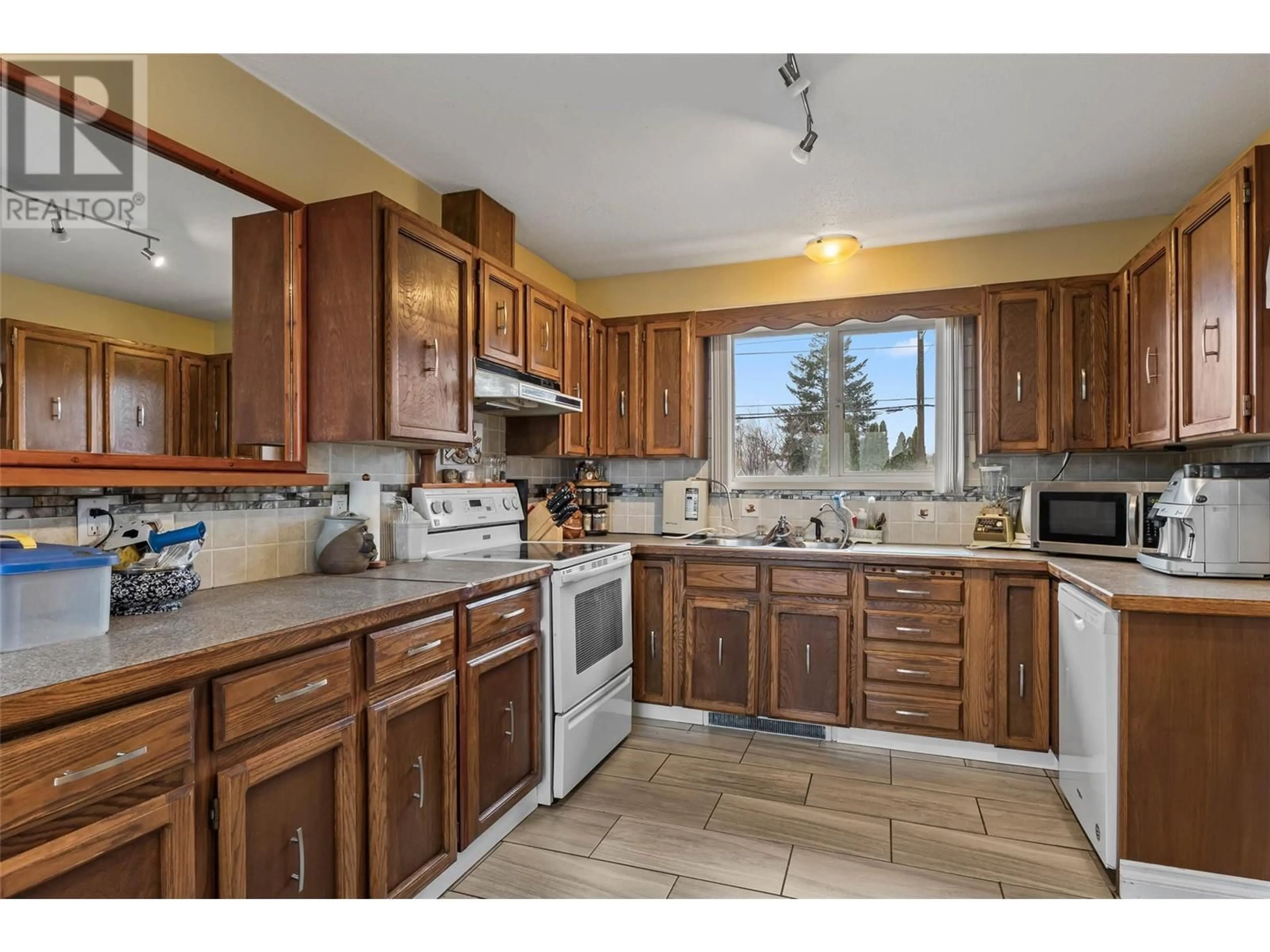 Standard kitchen, ceramic/tile floor for 515 PINE STREET, Chase British Columbia V0E1M0