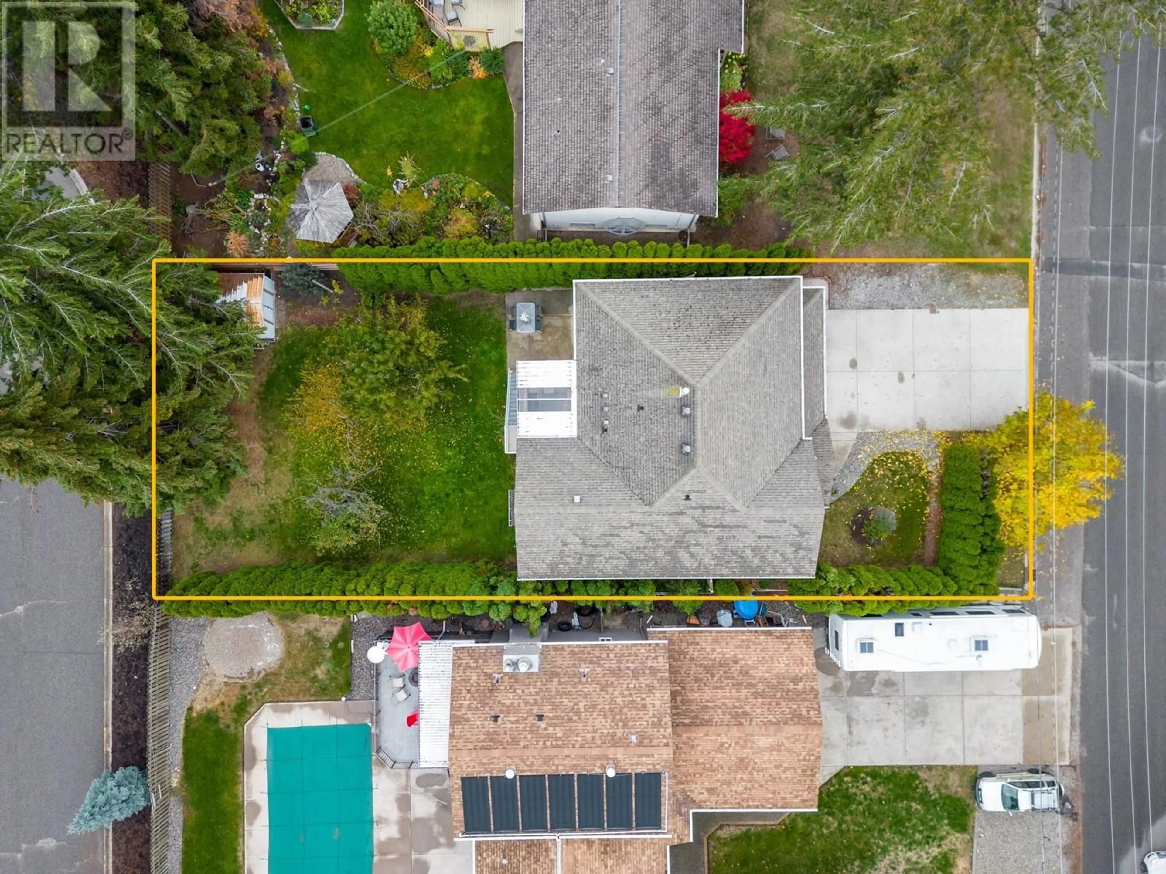 A pic from outside/outdoor area/front of a property/back of a property/a pic from drone, street for 822 RAYMER ROAD, Kelowna British Columbia V1W1J8