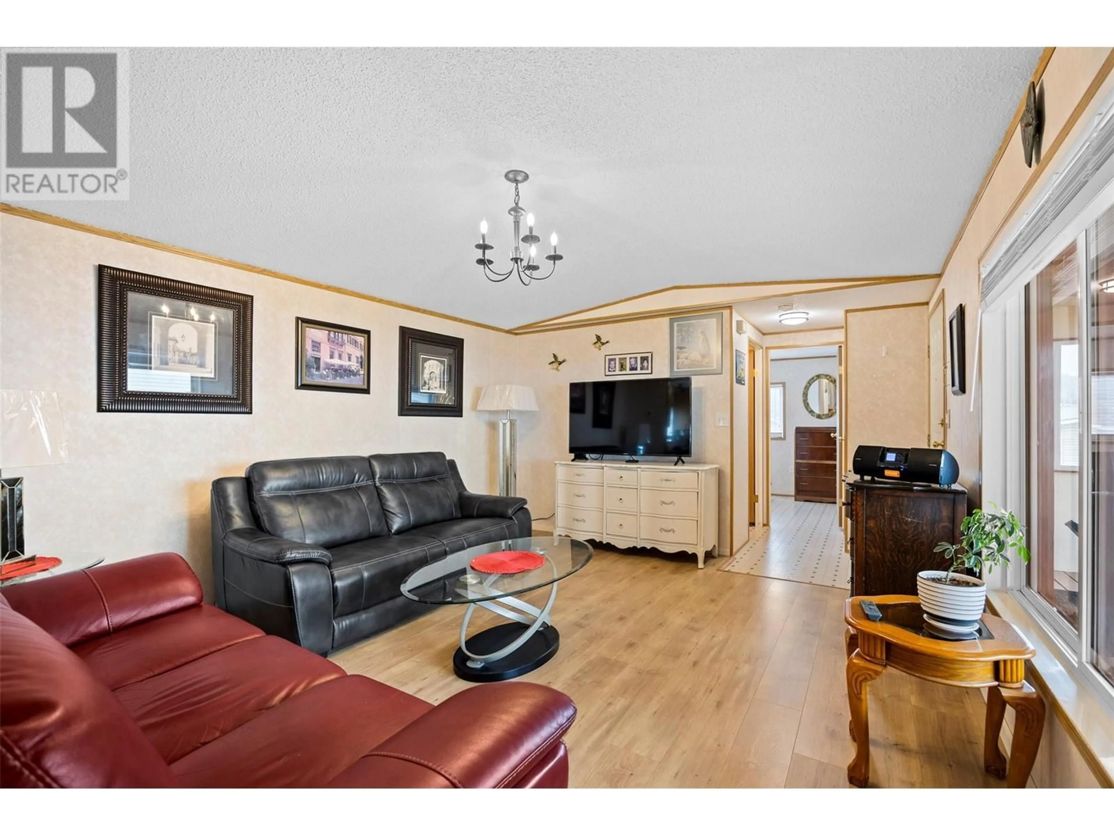 Living room with furniture, wood/laminate floor for 26 - 240 G & M ROAD, Kamloops British Columbia V2H1P8