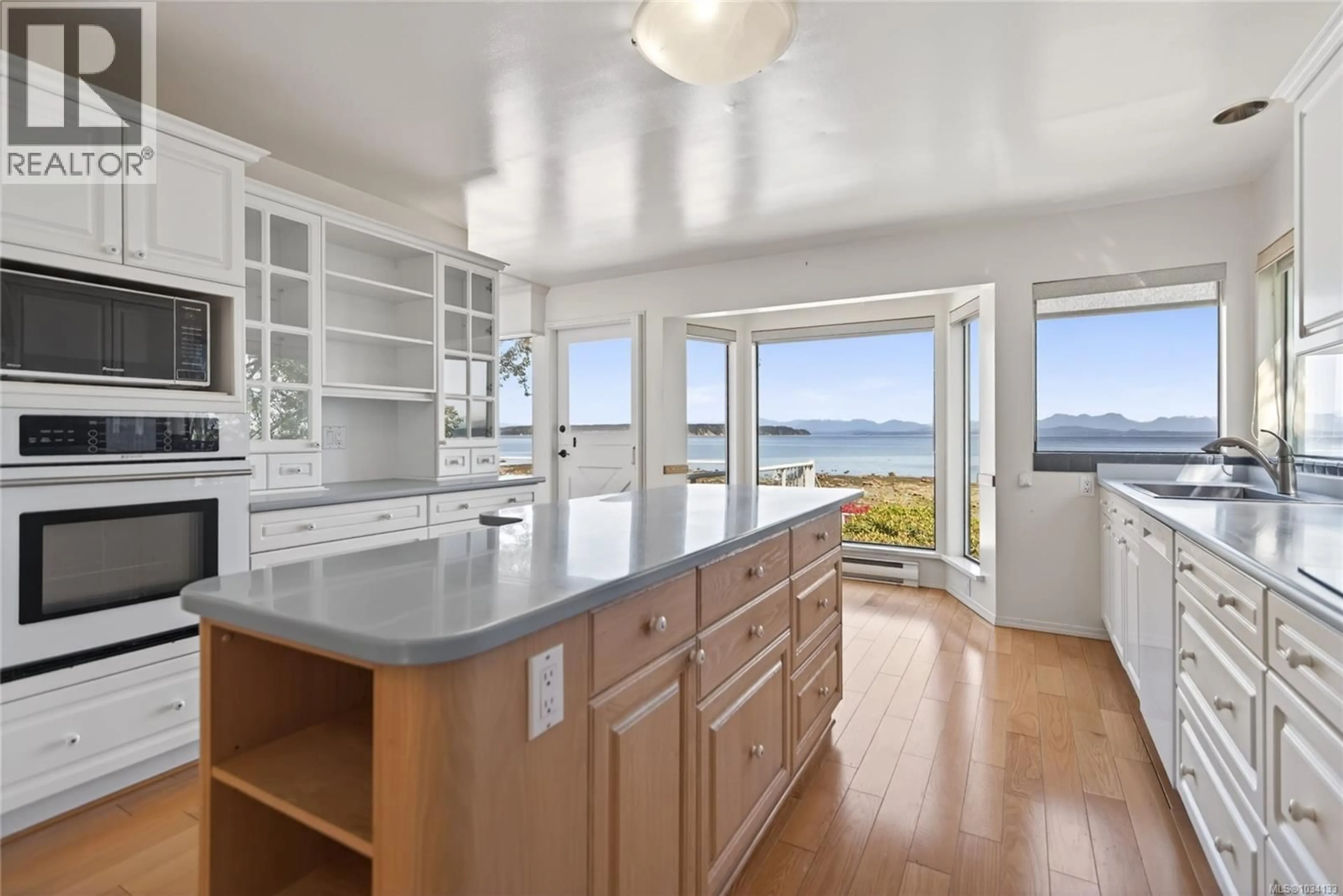 Open concept kitchen, ceramic/tile floor for 3643 ISLAND HIGHWAY SOUTH, Campbell River British Columbia V9W1E5