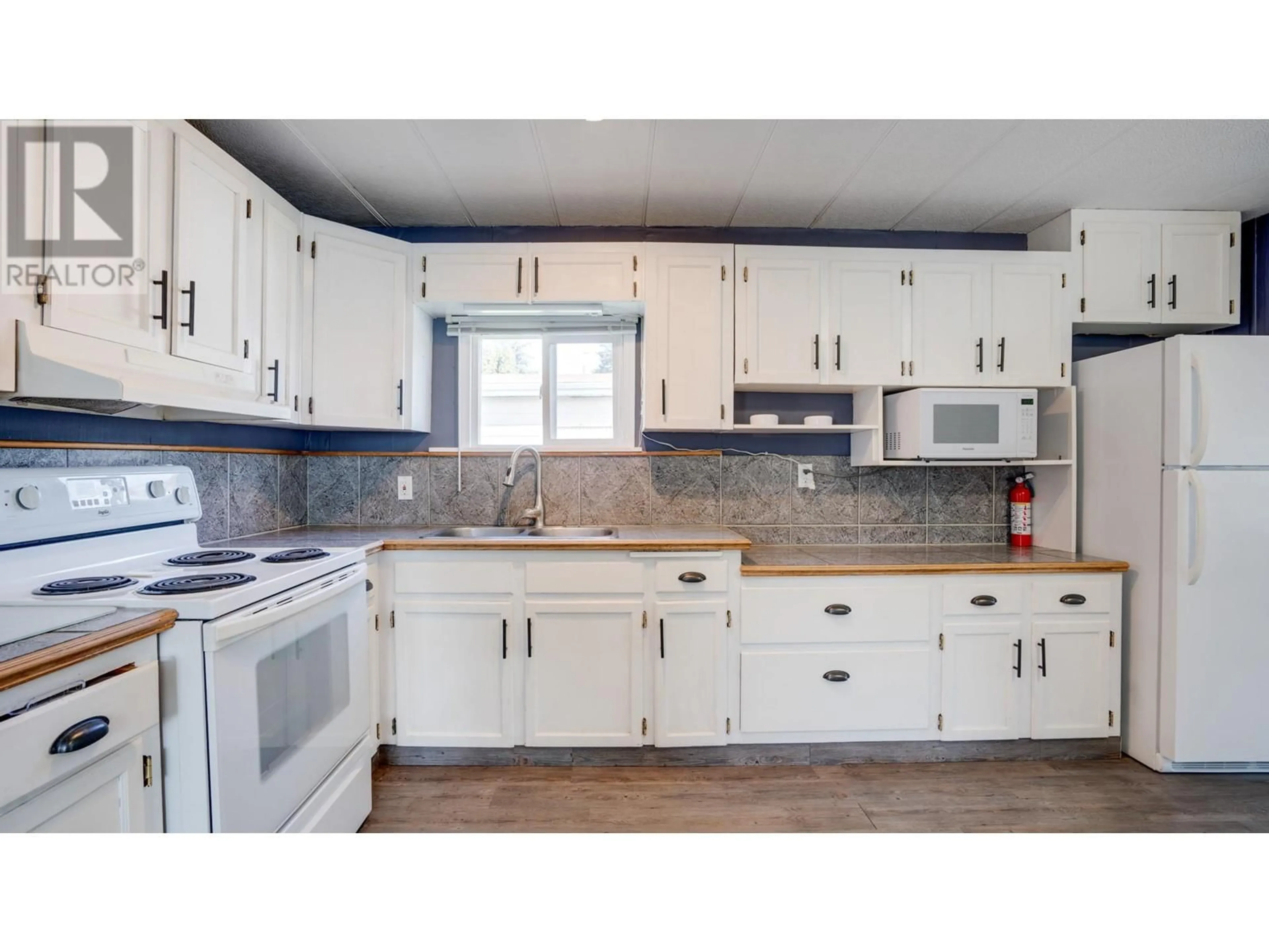 Standard kitchen, unknown for 61 - 5484 25 AVENUE, Vernon British Columbia V1T7A8