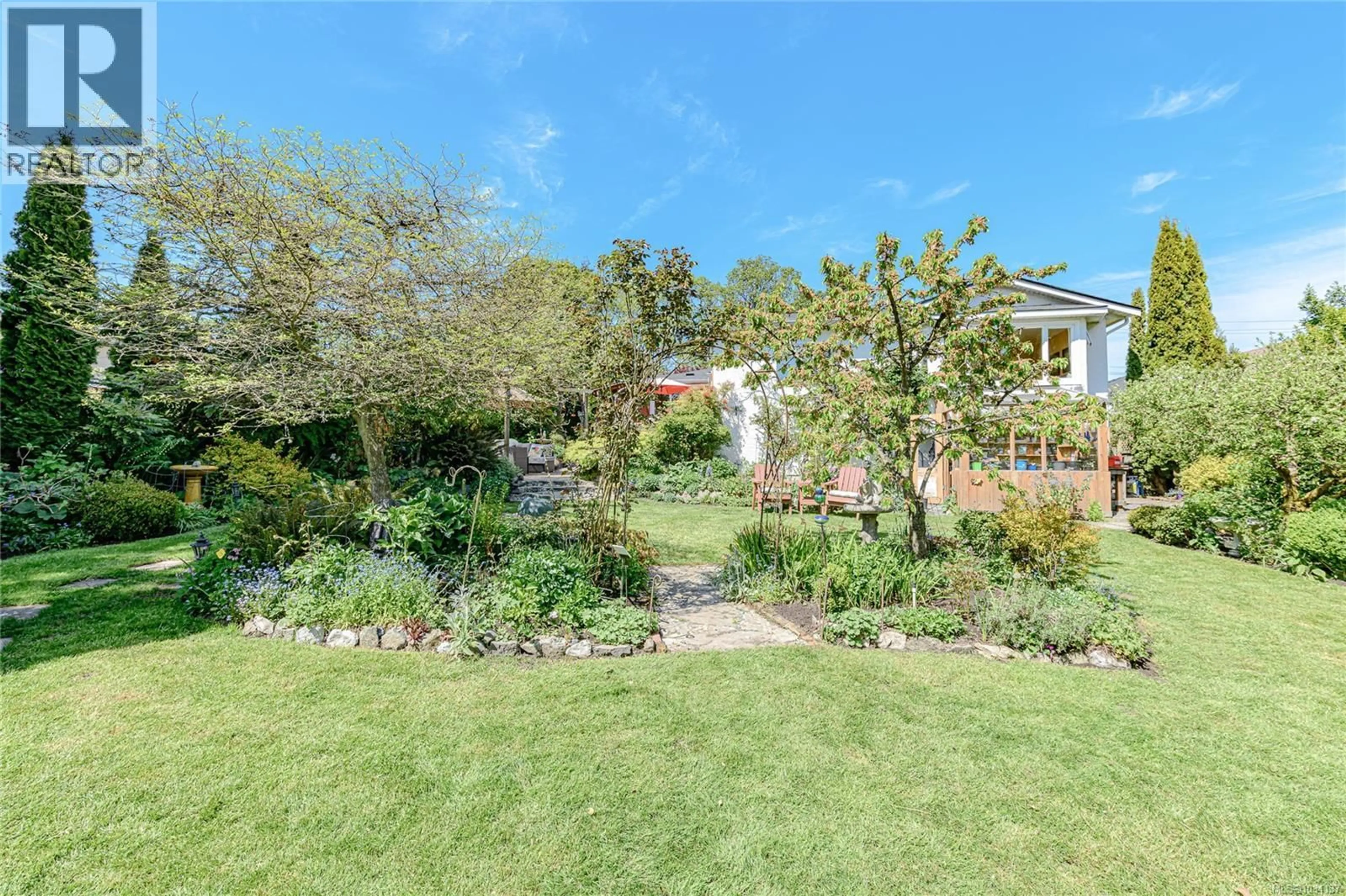 A pic from outside/outdoor area/front of a property/back of a property/a pic from drone, unknown for 987 MCBRIAR AVENUE, Saanich British Columbia V8X3M3
