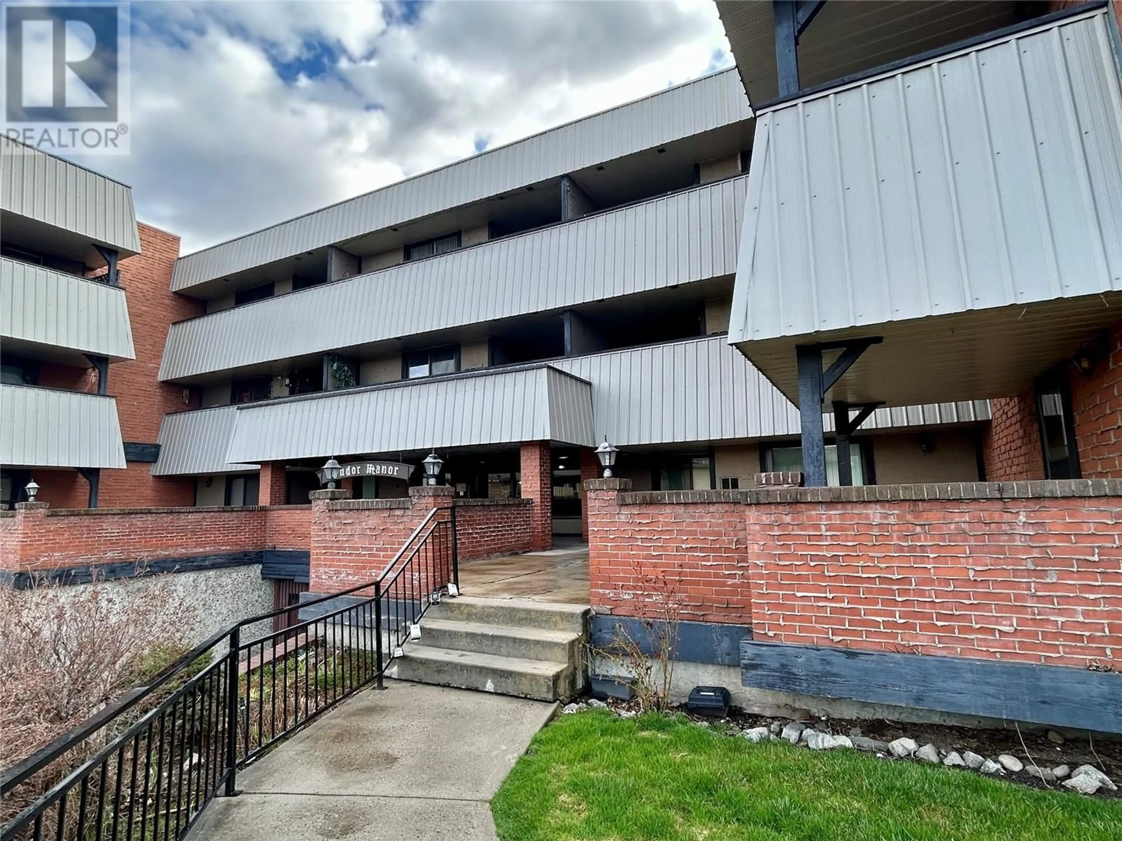 Indoor foyer for 335 - 1665 UFTON COURT, Kelowna British Columbia V1Y8G7