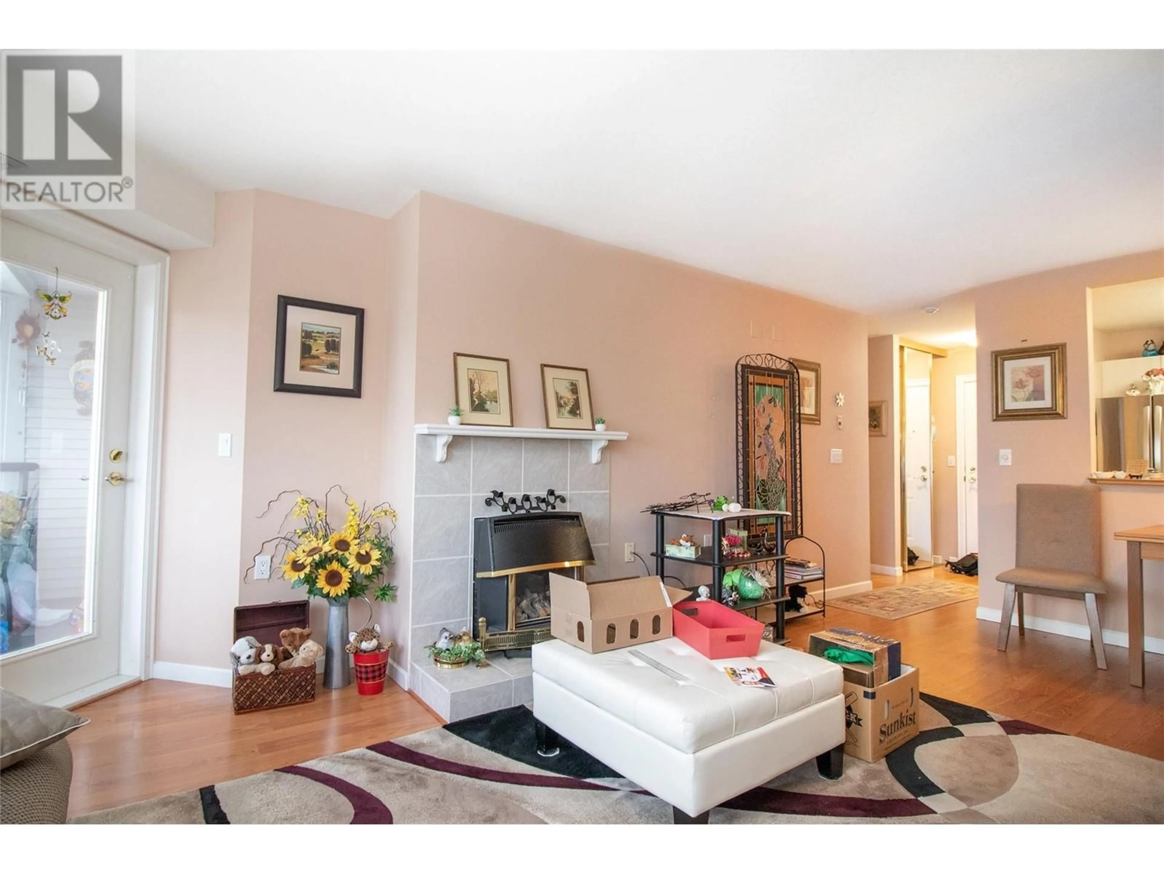 Living room with furniture, wood/laminate floor for 319 - 3157 CASORSO ROAD, Kelowna British Columbia V1W3J4