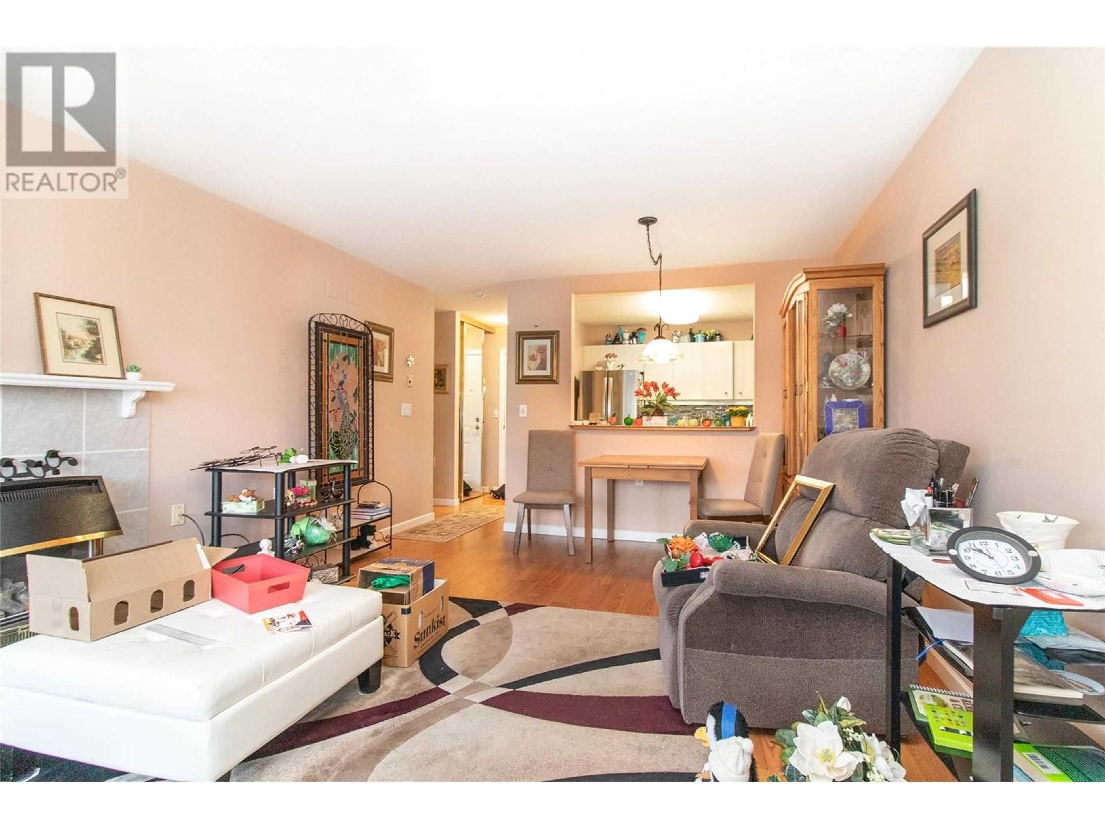 Living room with furniture, wood/laminate floor for 319 - 3157 CASORSO ROAD, Kelowna British Columbia V1W3J4