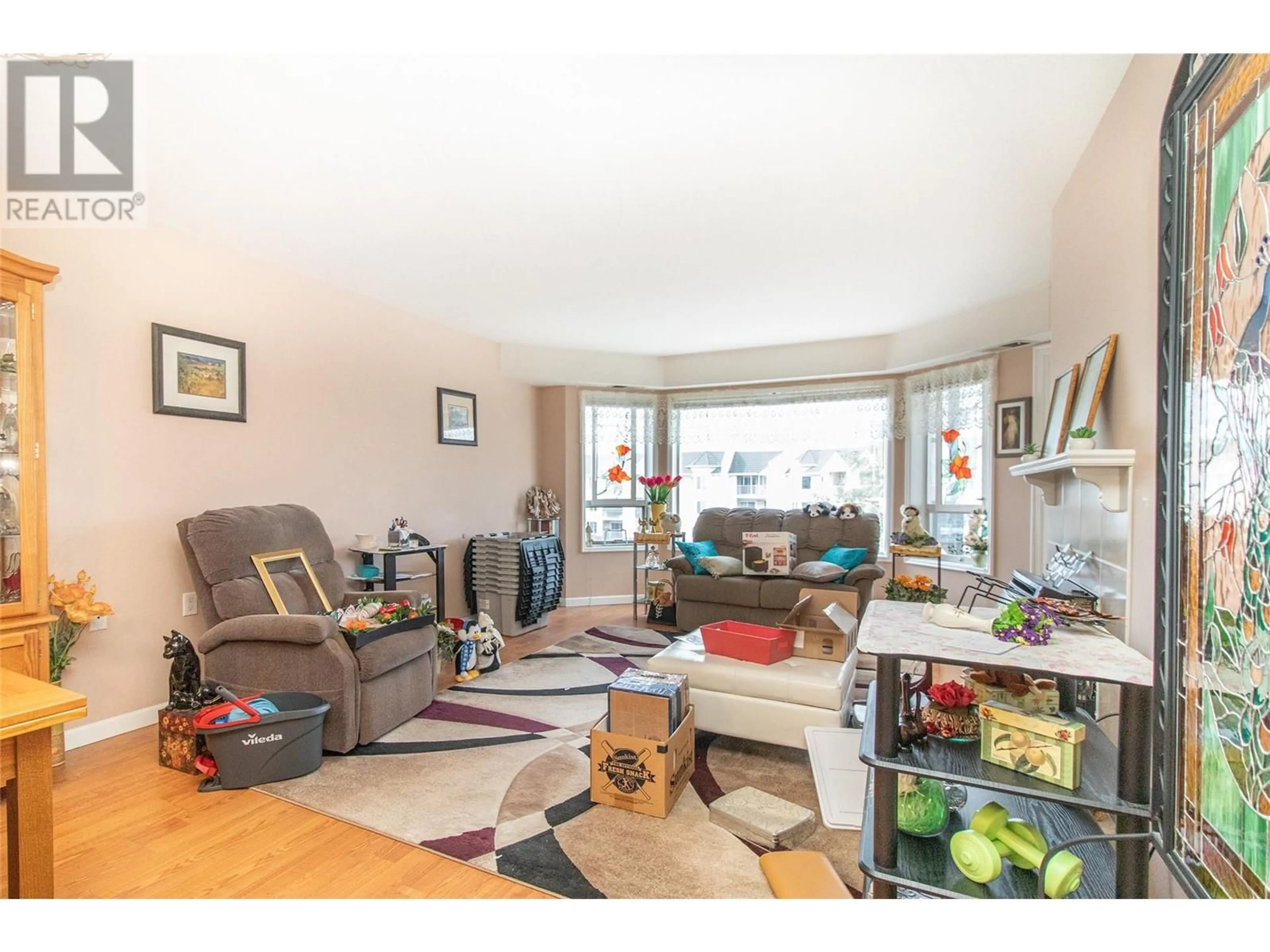 Living room with furniture, wood/laminate floor for 319 - 3157 CASORSO ROAD, Kelowna British Columbia V1W3J4