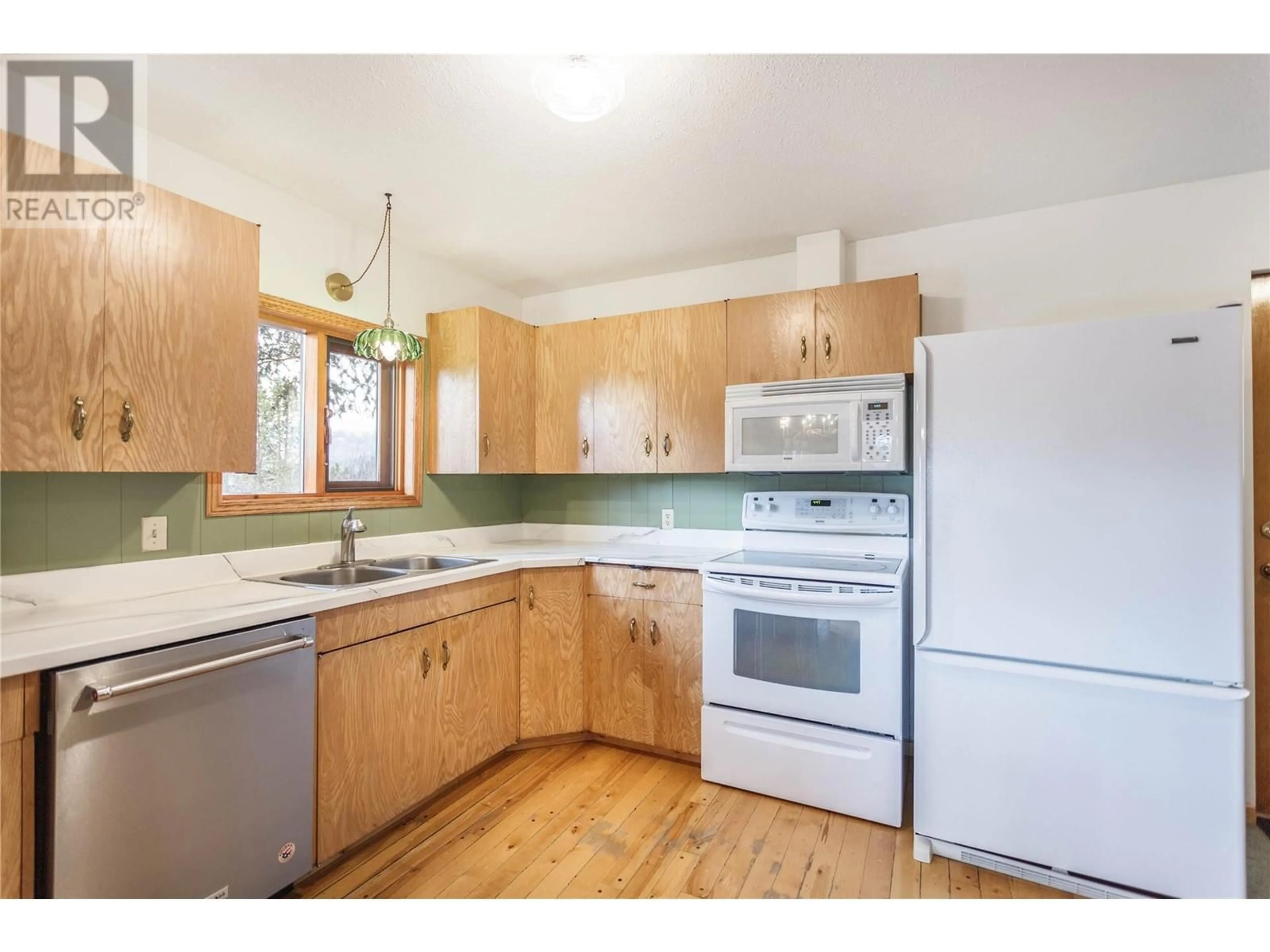 Standard kitchen, wood/laminate floor for 2550 SHUSWAP AVENUE, Lumby British Columbia V0E2G0